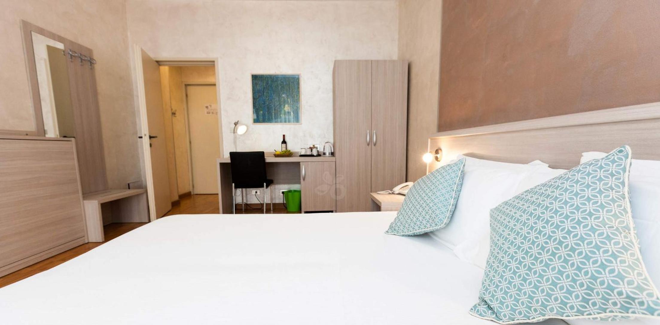 Double or Twin Room - Photo 13