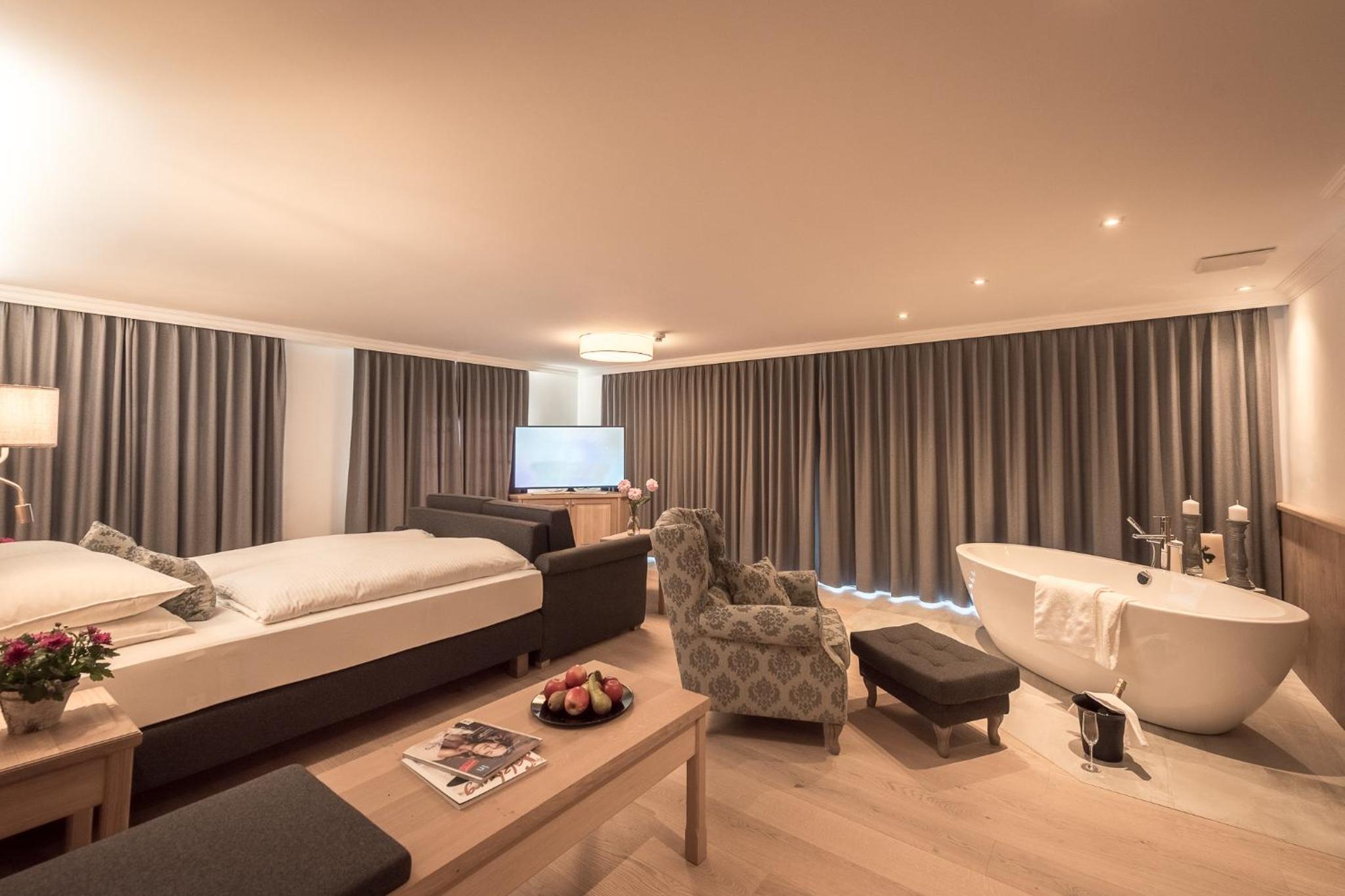 Deluxe Double Room with Bath photo 3