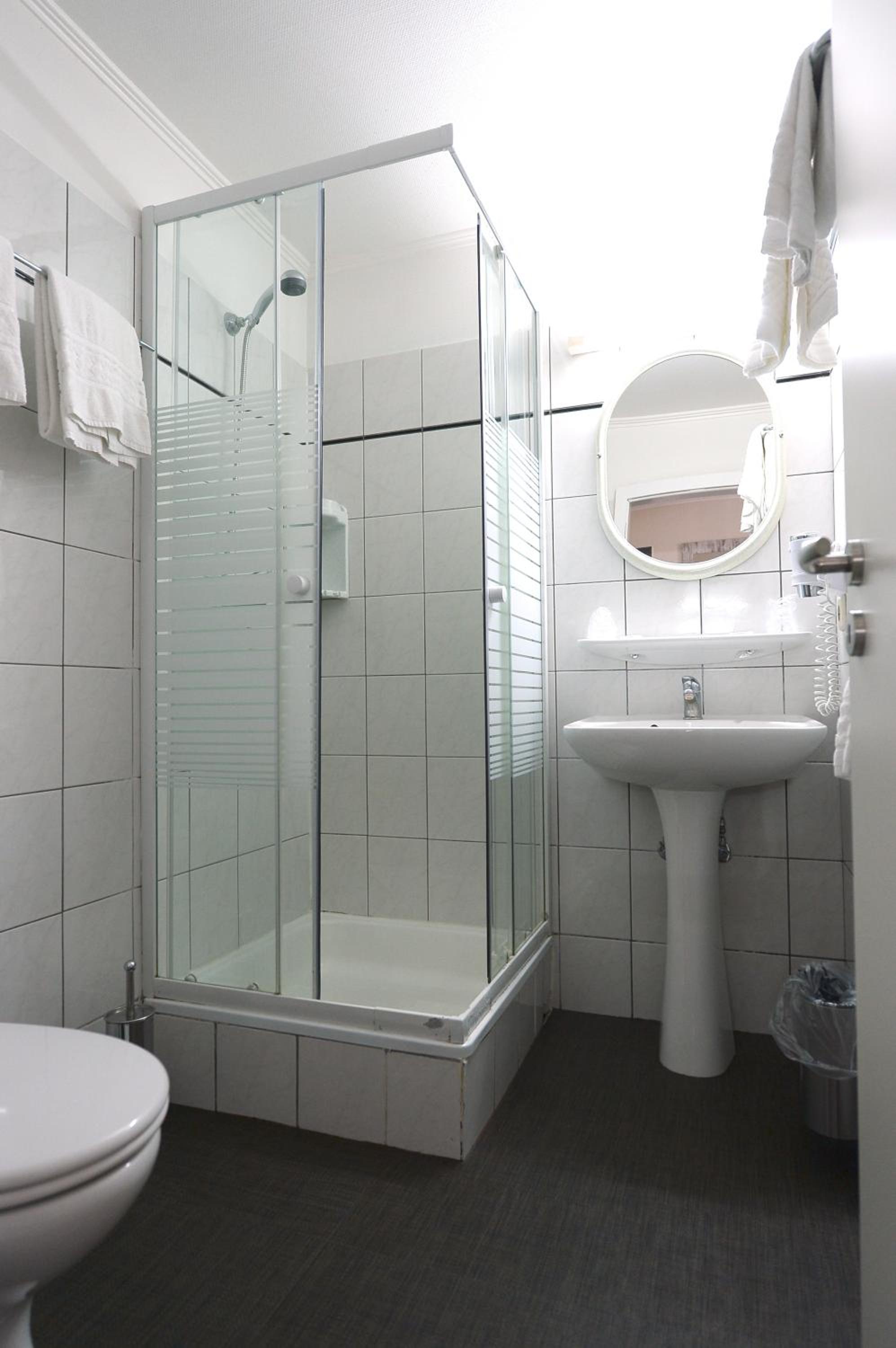 Standard Twin Room - Photo 4