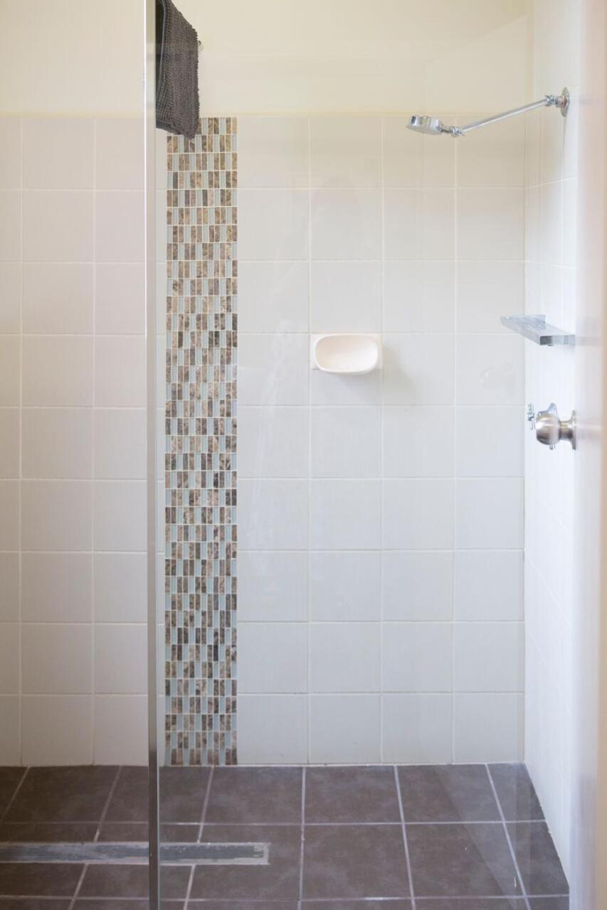 Queen Room with Shared Bathroom photo 3