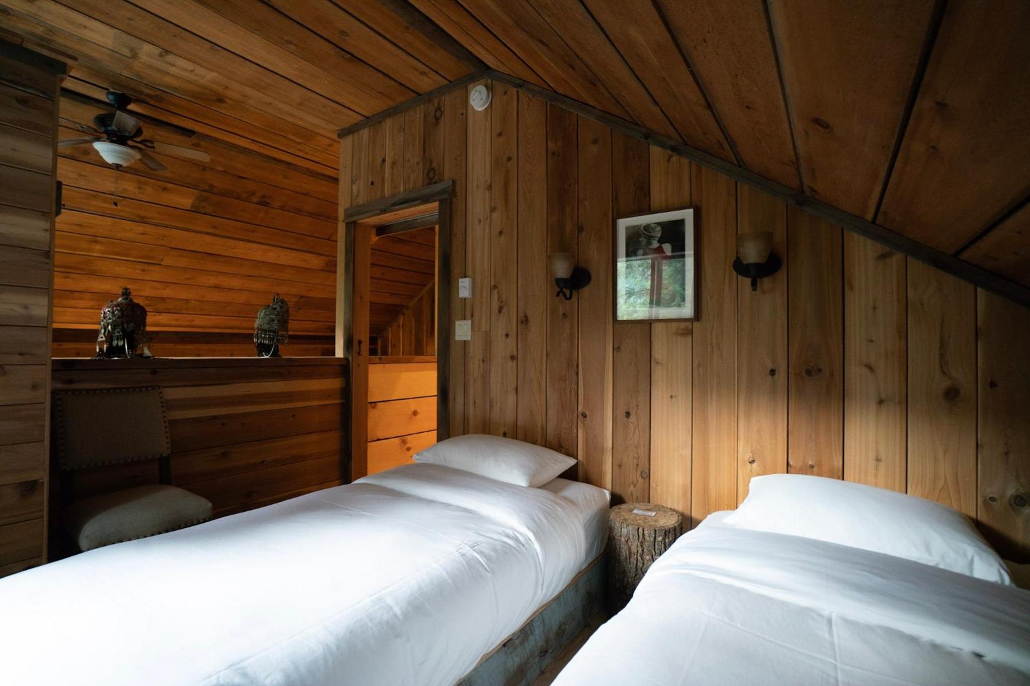 Two-Bedroom Chalet (Gold Cup Cabin) photo 2