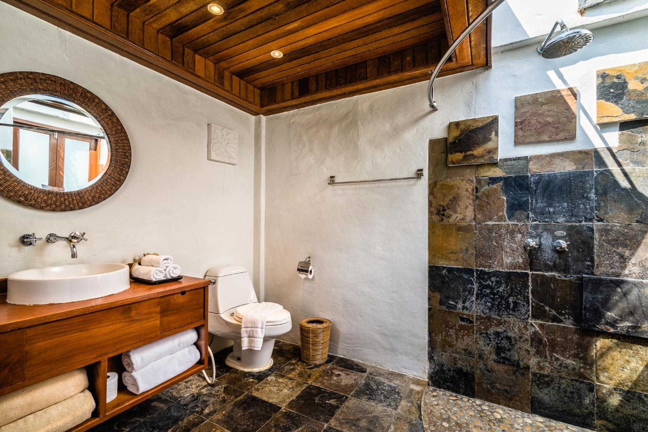 Beachfront Pool Suite photo 2