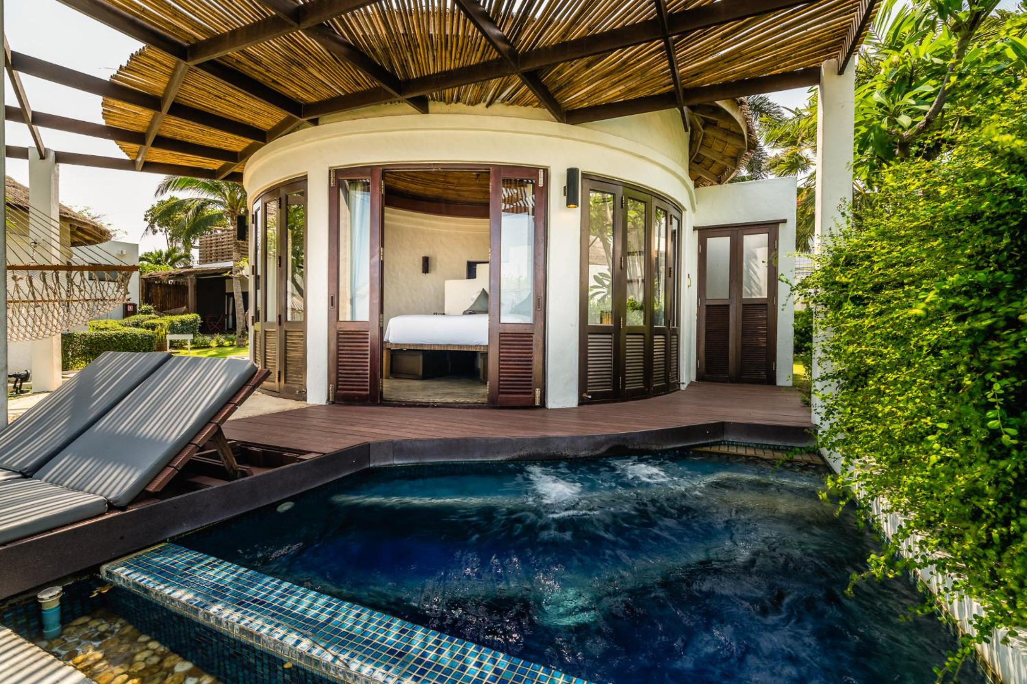 Beachfront Pool Suite