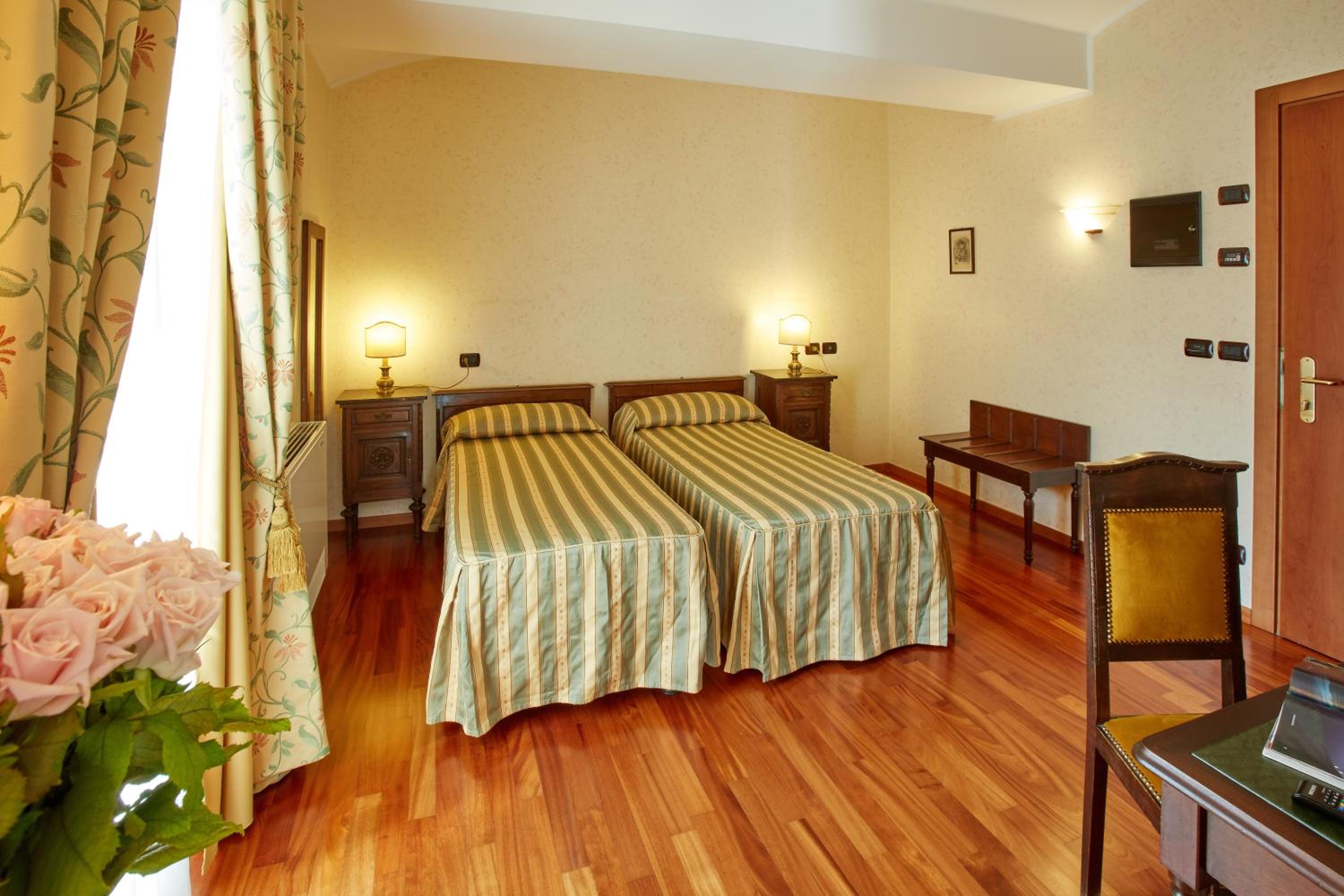 Double Twin Room - Photo 4