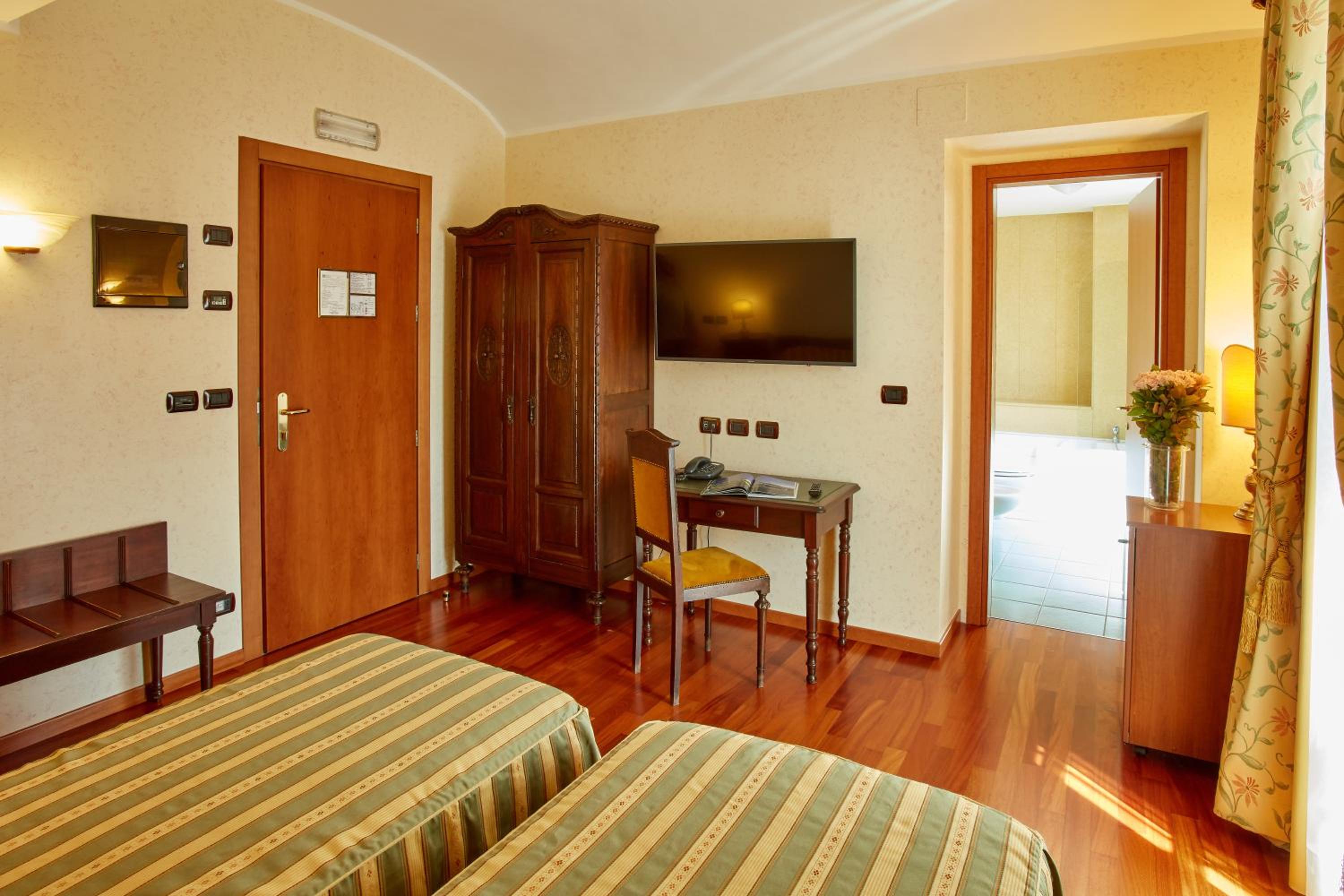 Double Twin Room - Photo 5
