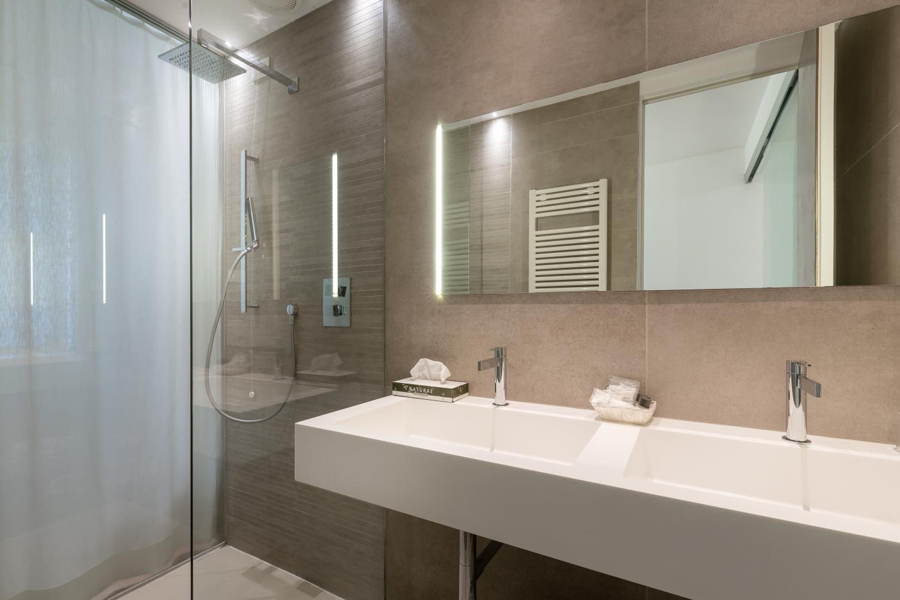 Suite with Spa Bath - Photo 4