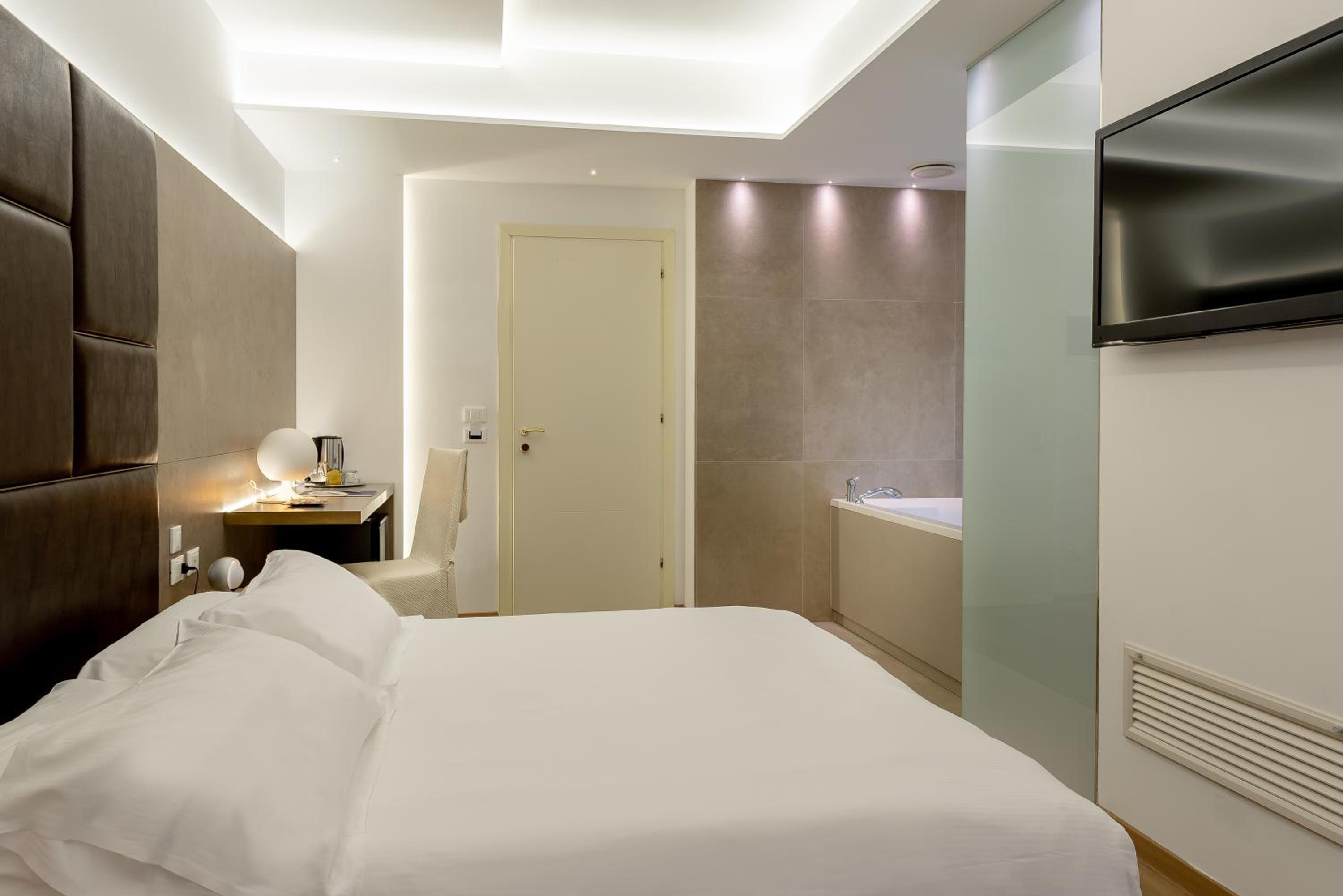 Suite with Spa Bath - Photo 2