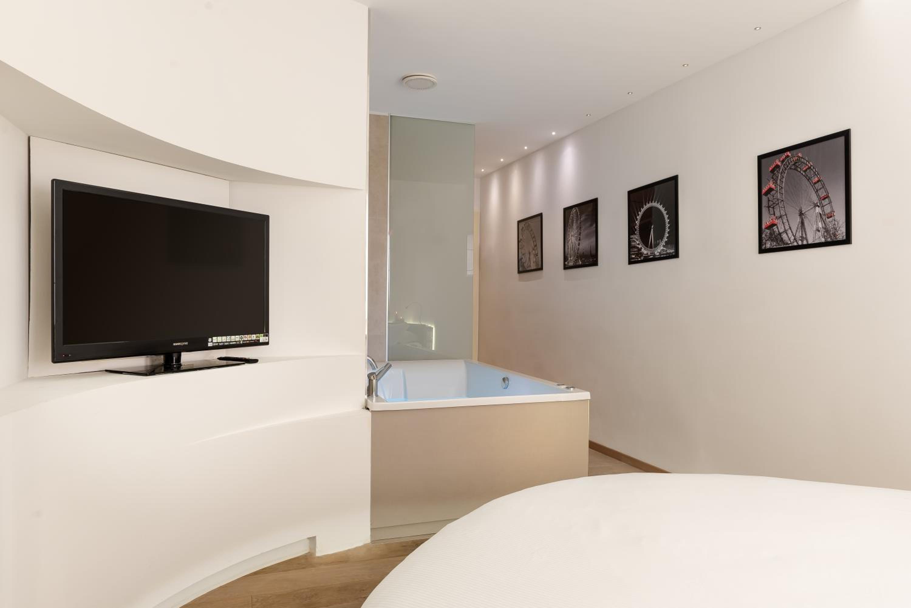 Suite with Spa Bath - Photo 1