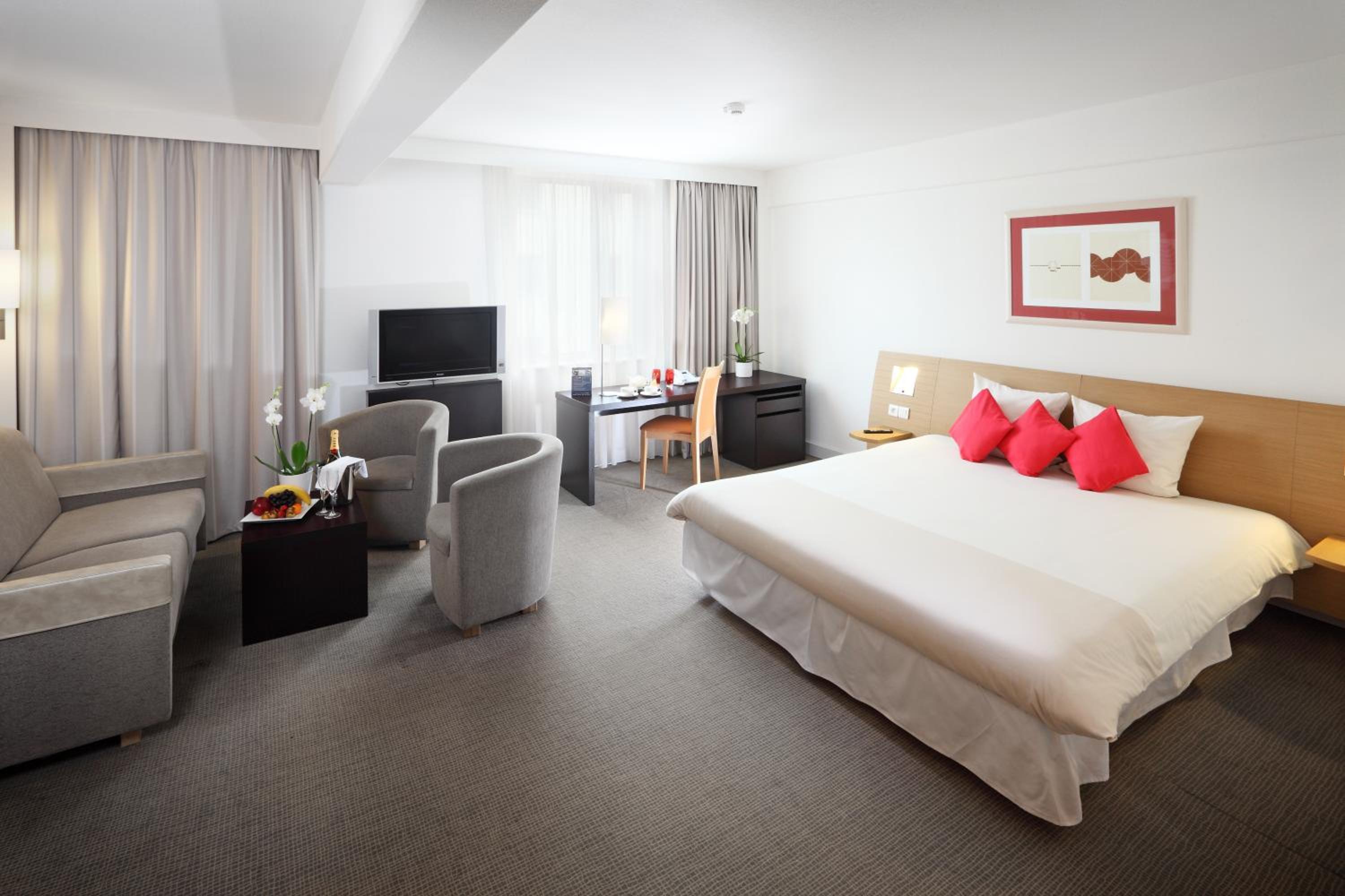 Superior Queen Room With Sofa