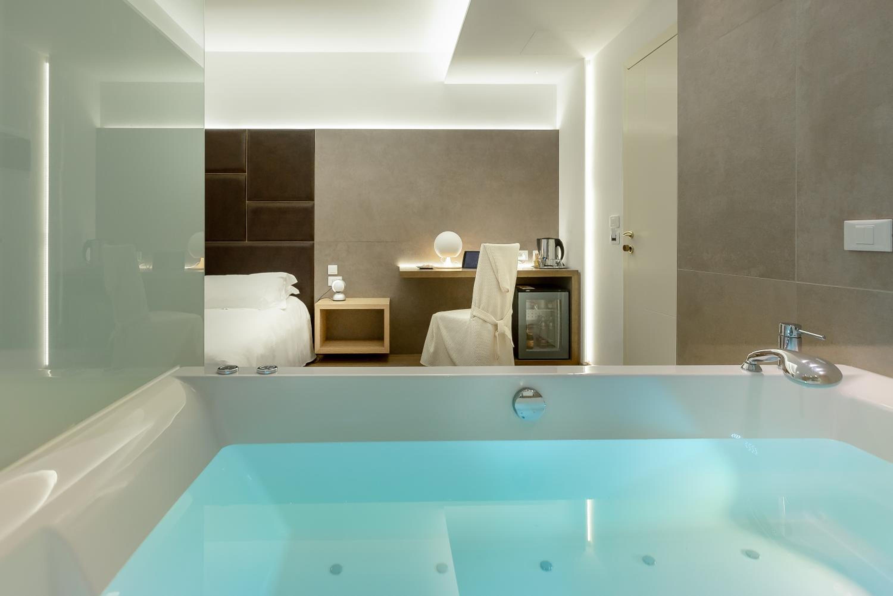 Suite with Spa Bath - Photo 16