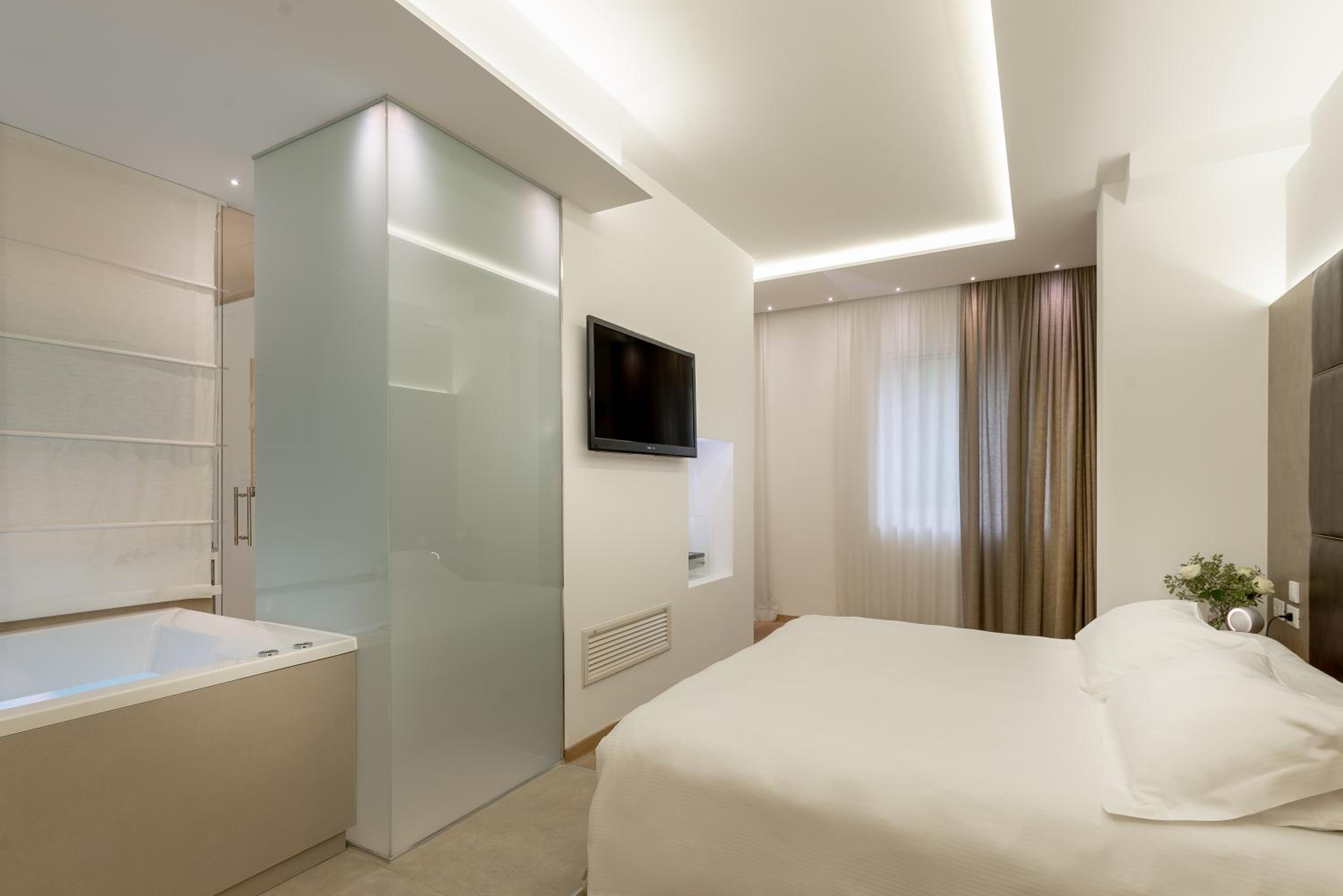 Suite with Spa Bath - Photo 15