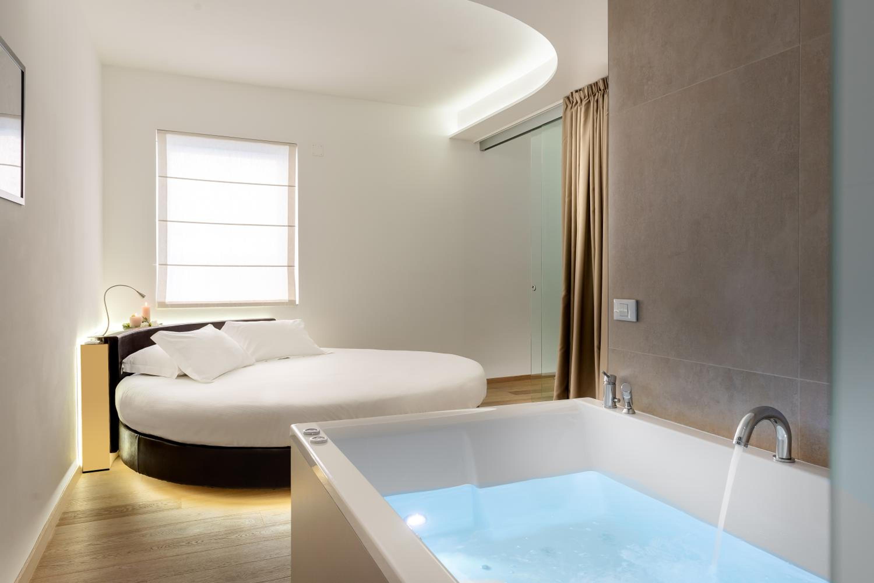 Suite with Spa Bath - Photo 14