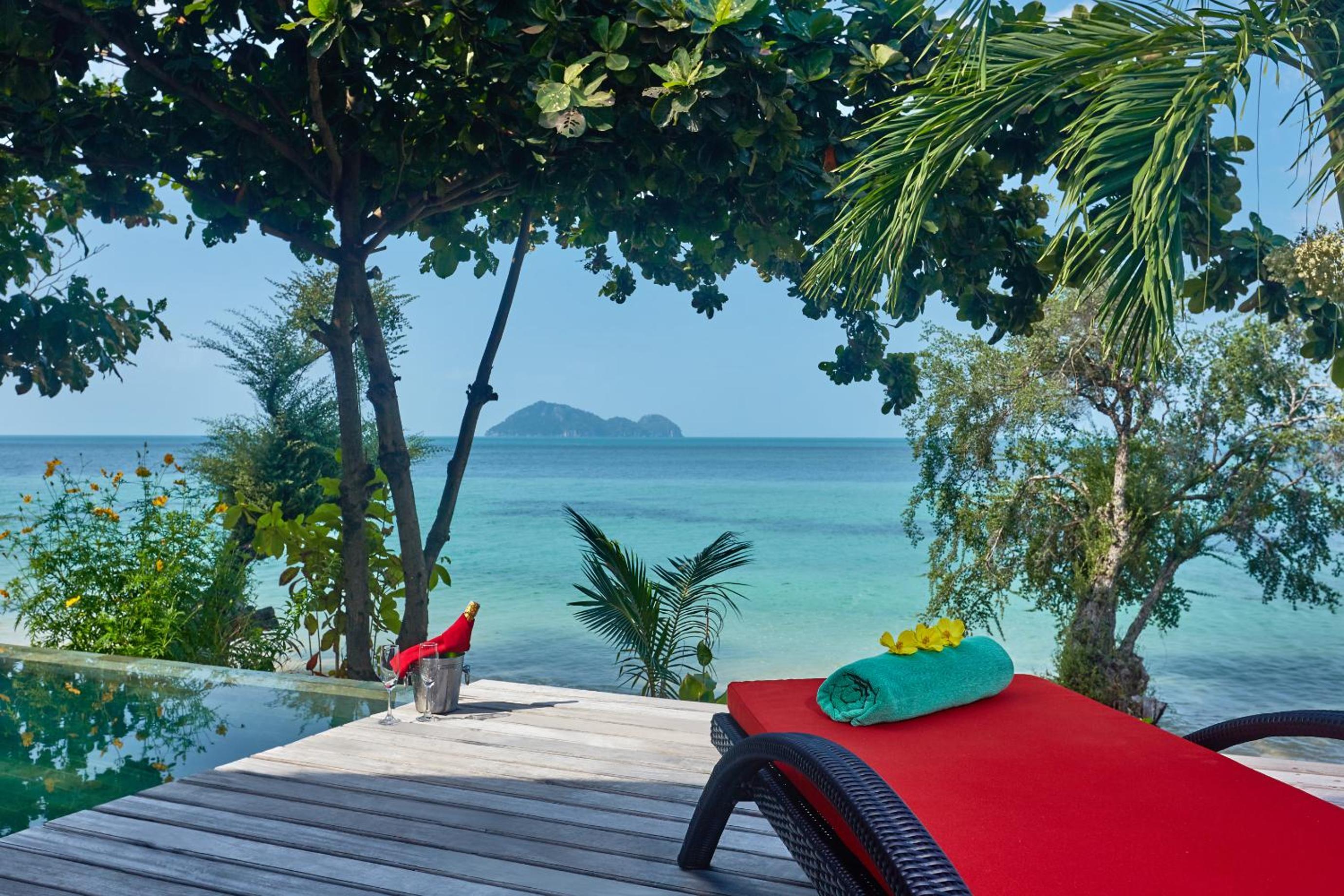 Deluxe Beachfront Pool Villa photo 3