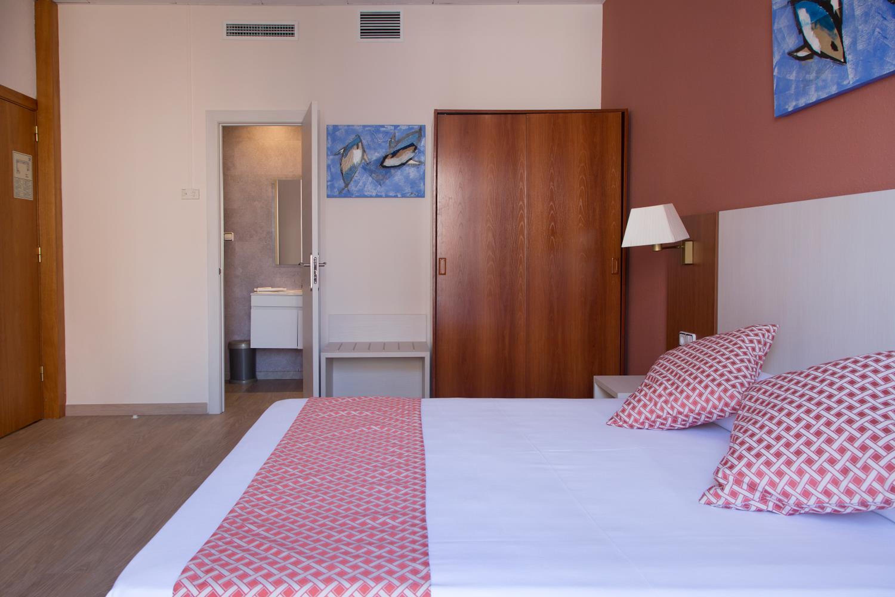 Double or Twin Room with Balcony - Photo 10
