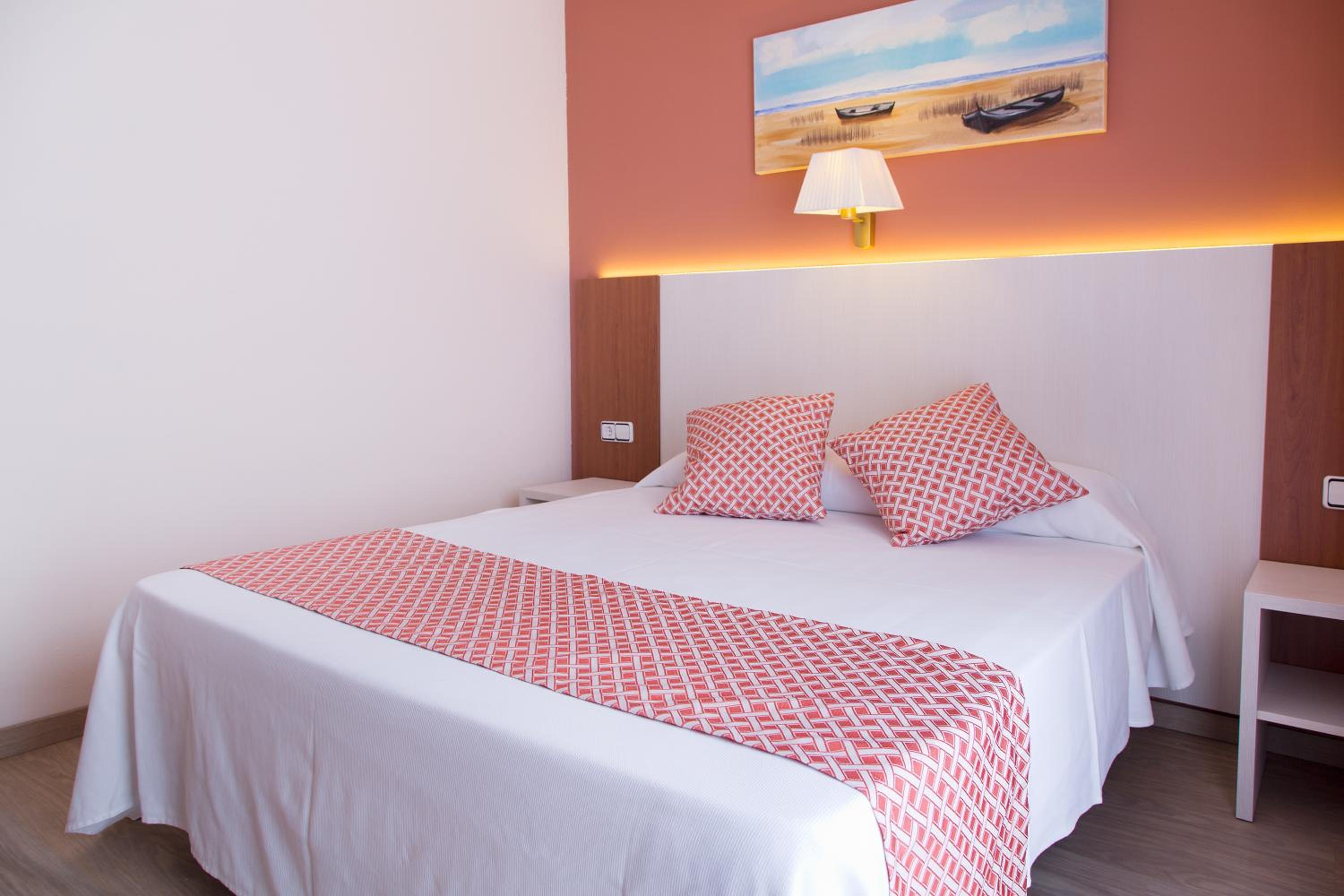 Double or Twin Room with Balcony - Photo 9