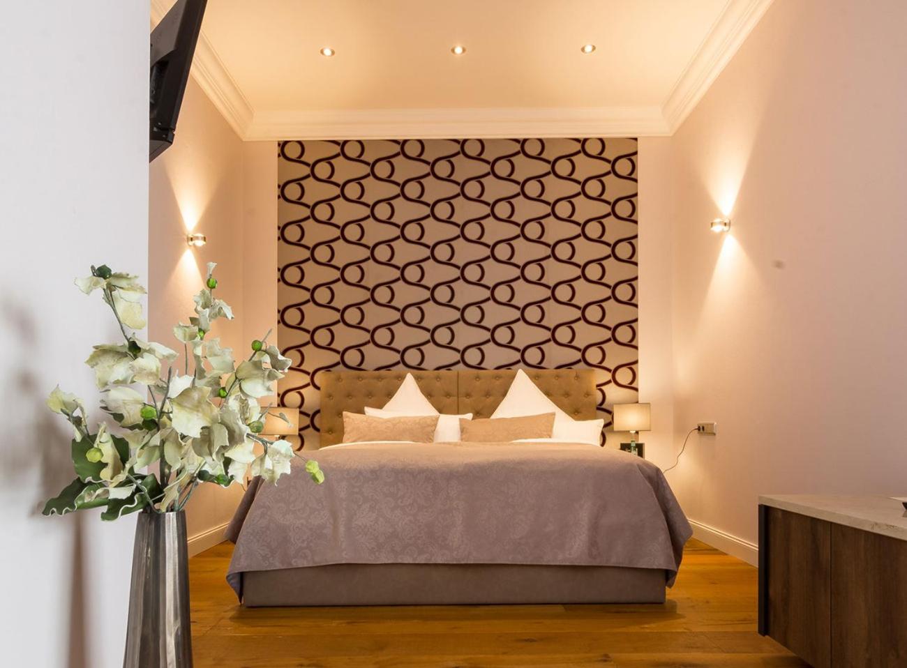 Suite - Photo 1