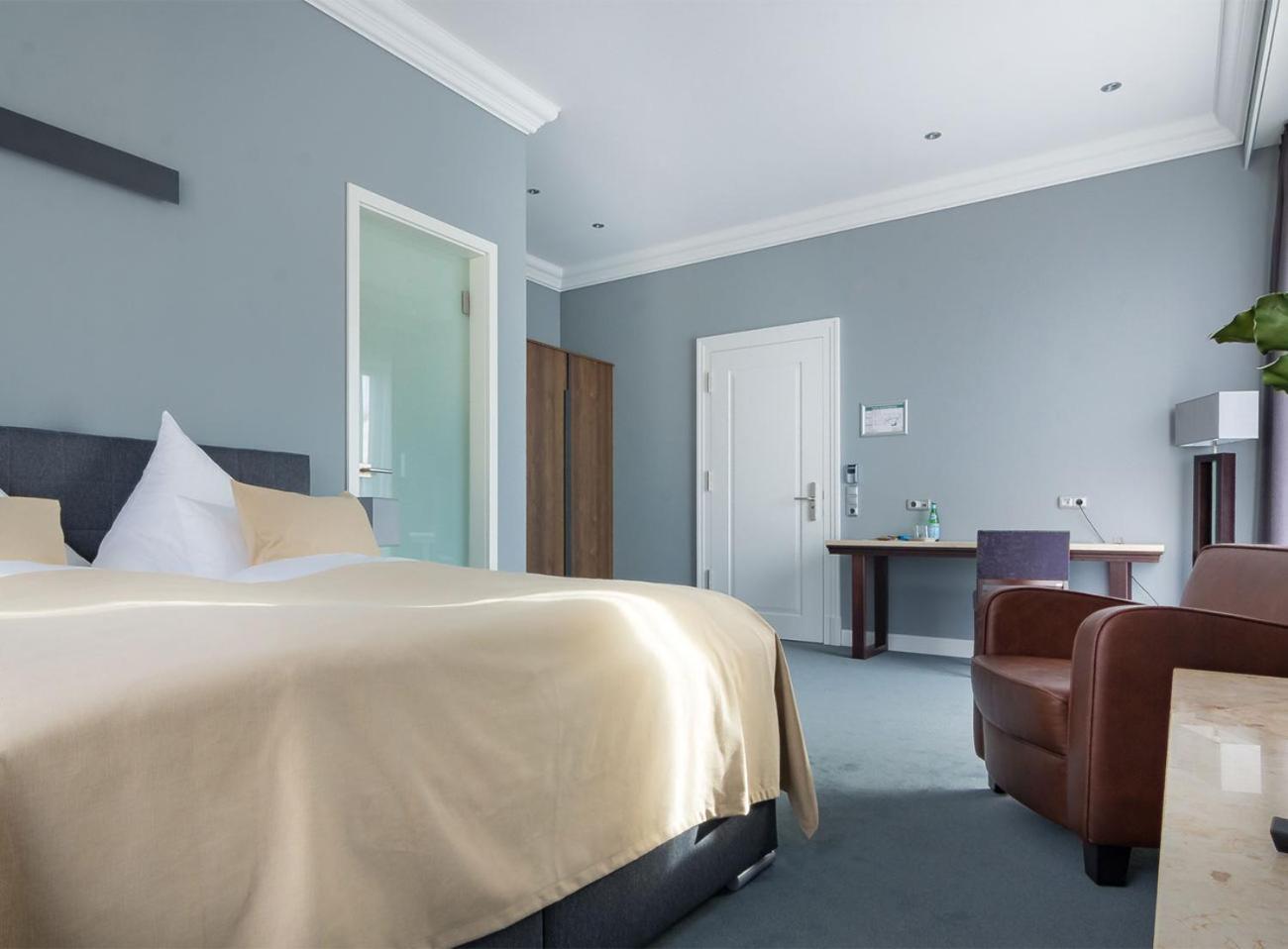 Large Double Room - Photo 3