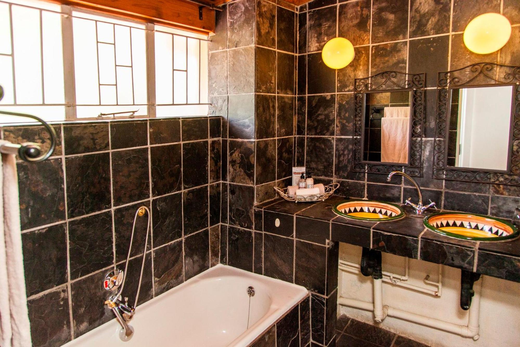 Deluxe Double or Twin Room - Photo 6