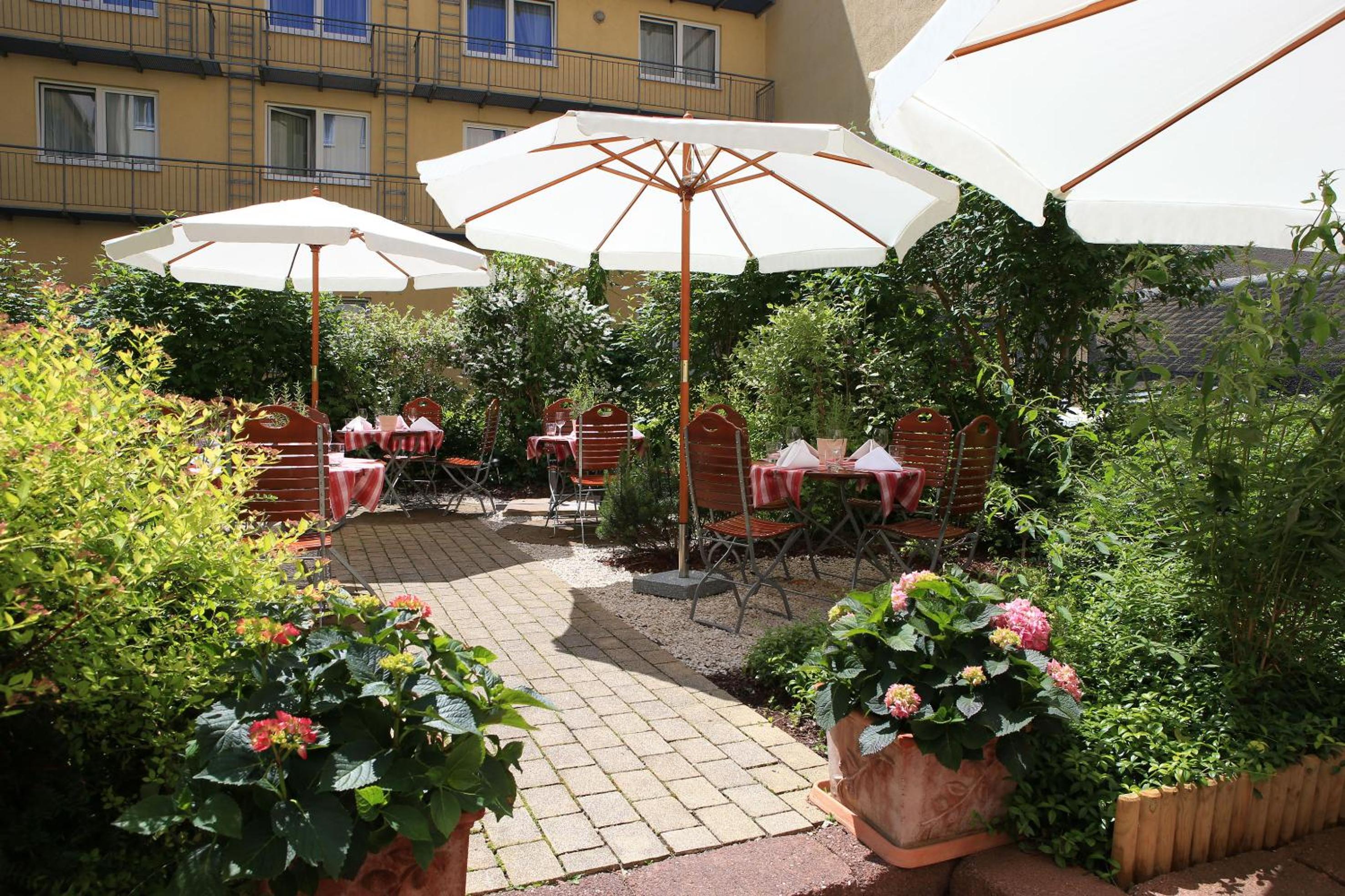Superior Guestroom Courtyard View - Photo 4