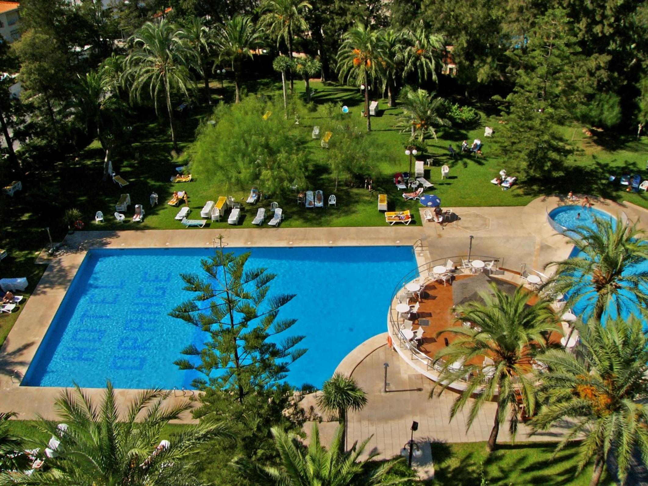 Double or Twin Room with Pool View - Photo 8