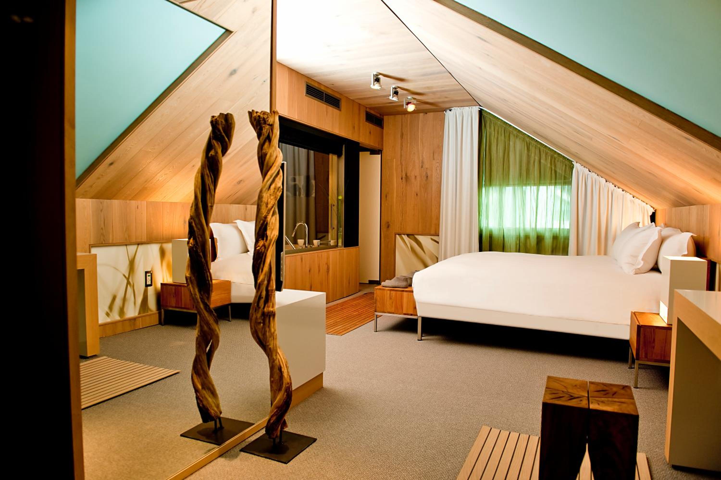 Opera Suite with King Bed - Corner Suite - Photo 3