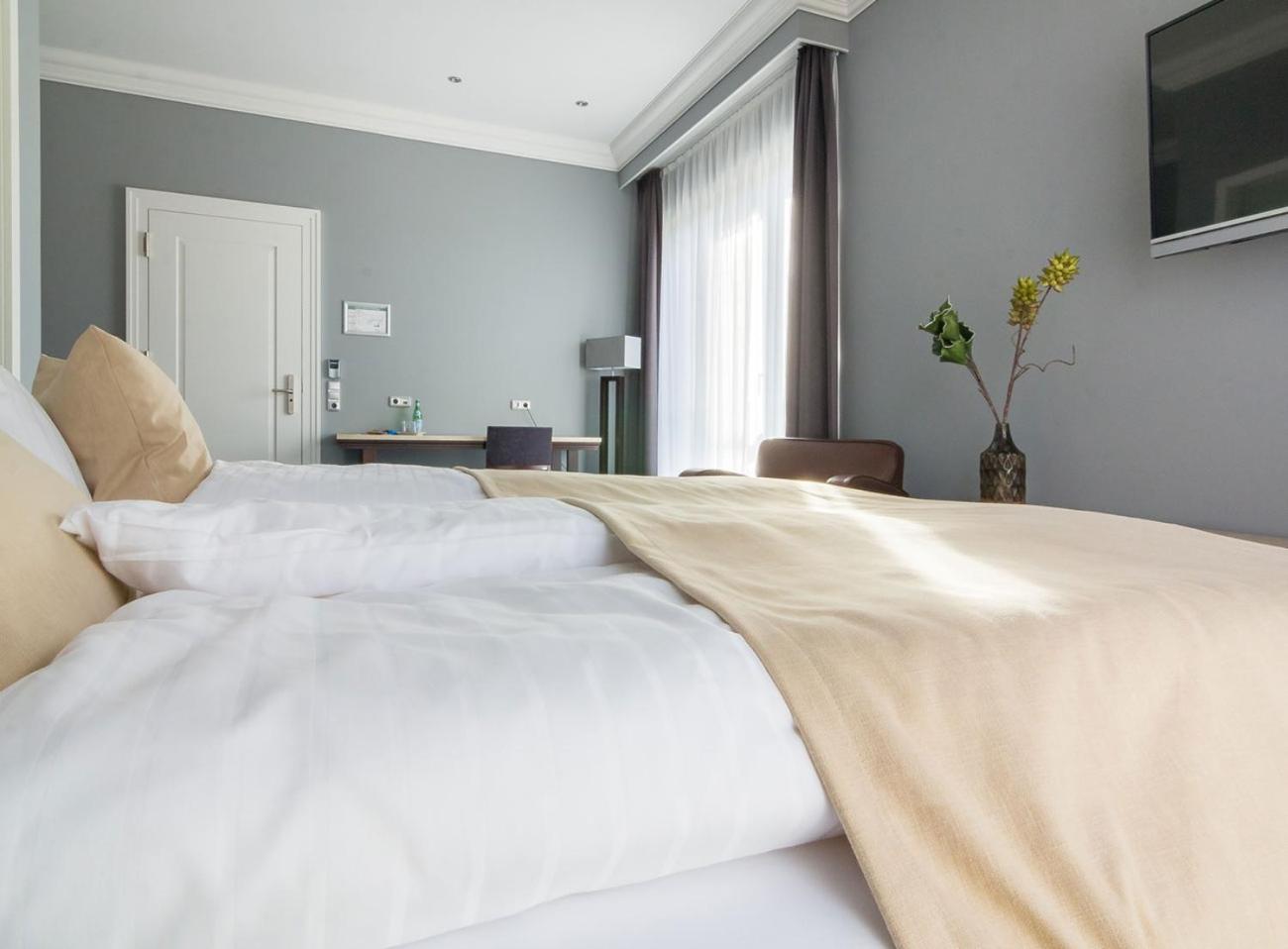 Large Double Room - Photo 1