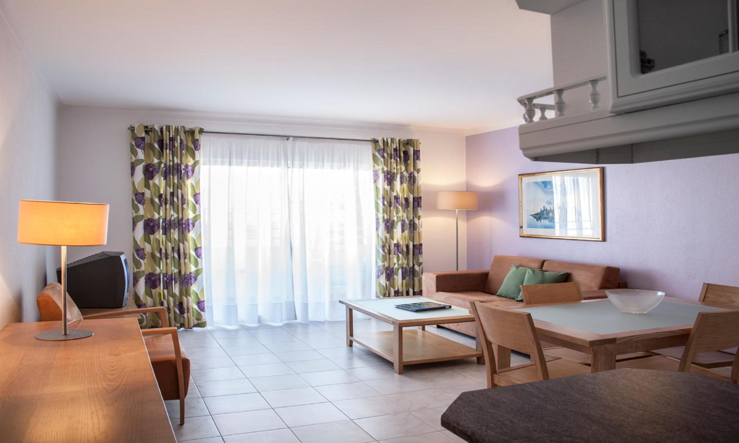 One-Bedroom Apartment - Photo 2