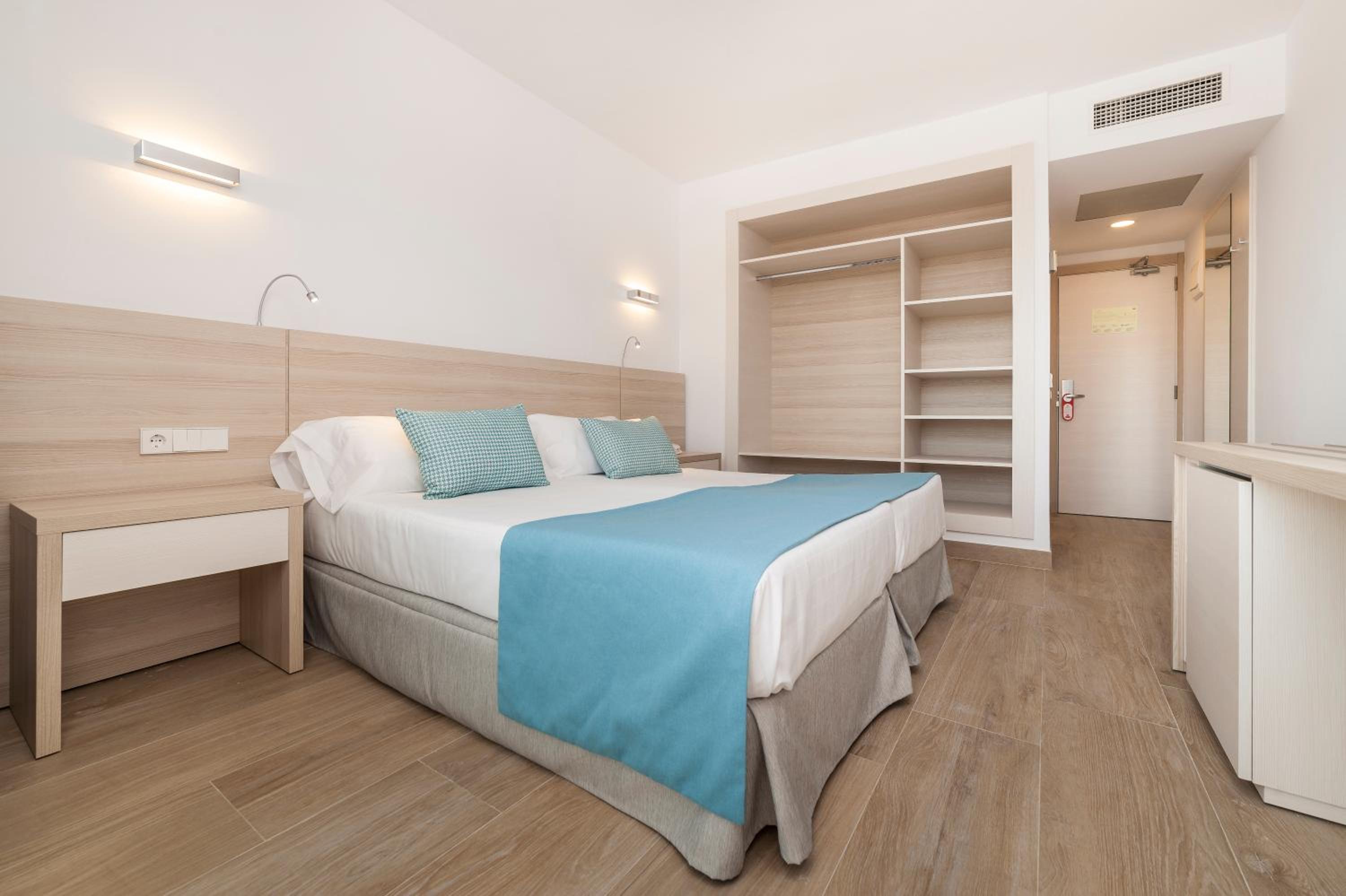 Twin Room - Photo 9