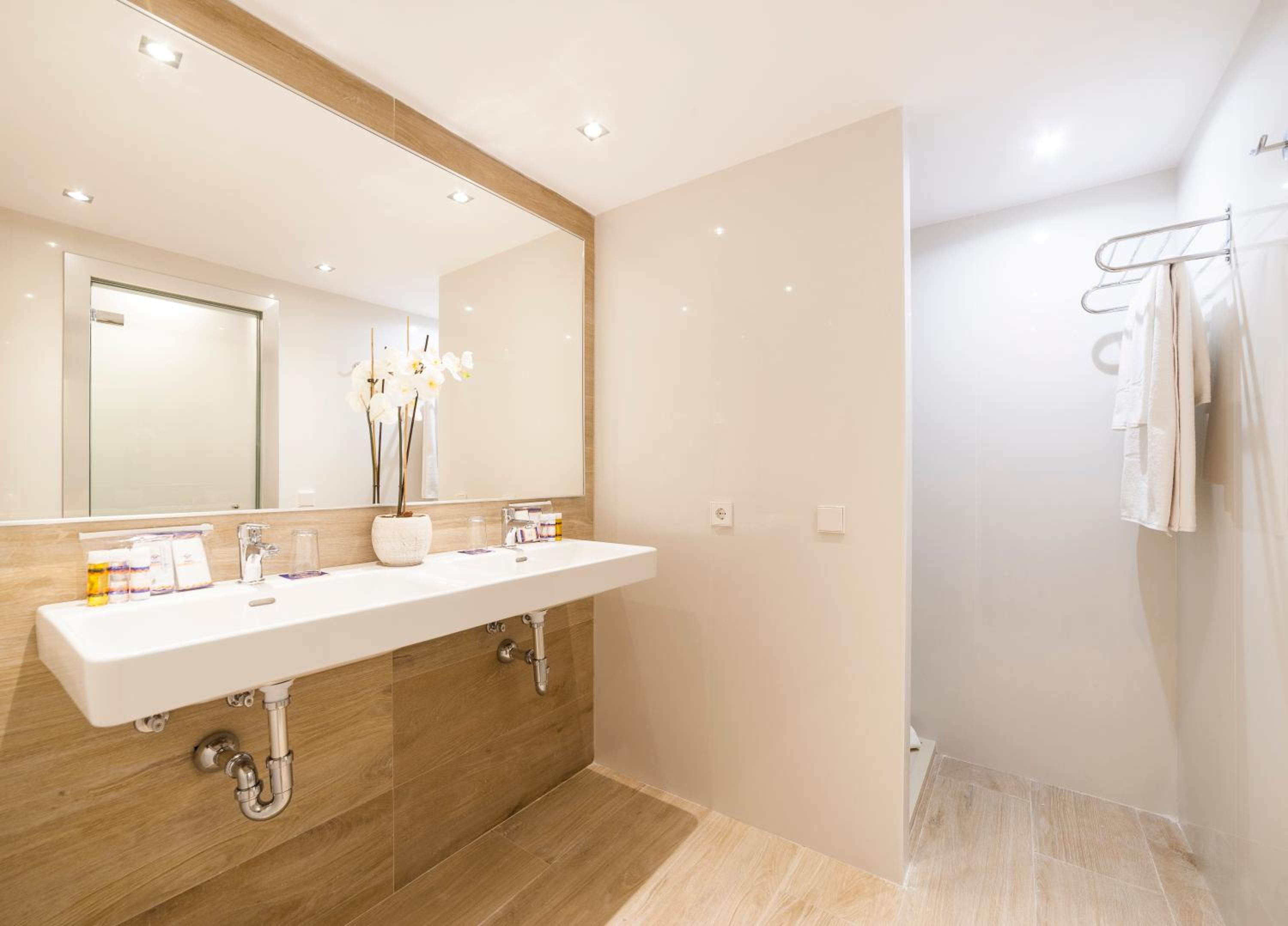 Triple Room (2 Adults + 1 Child) photo 3