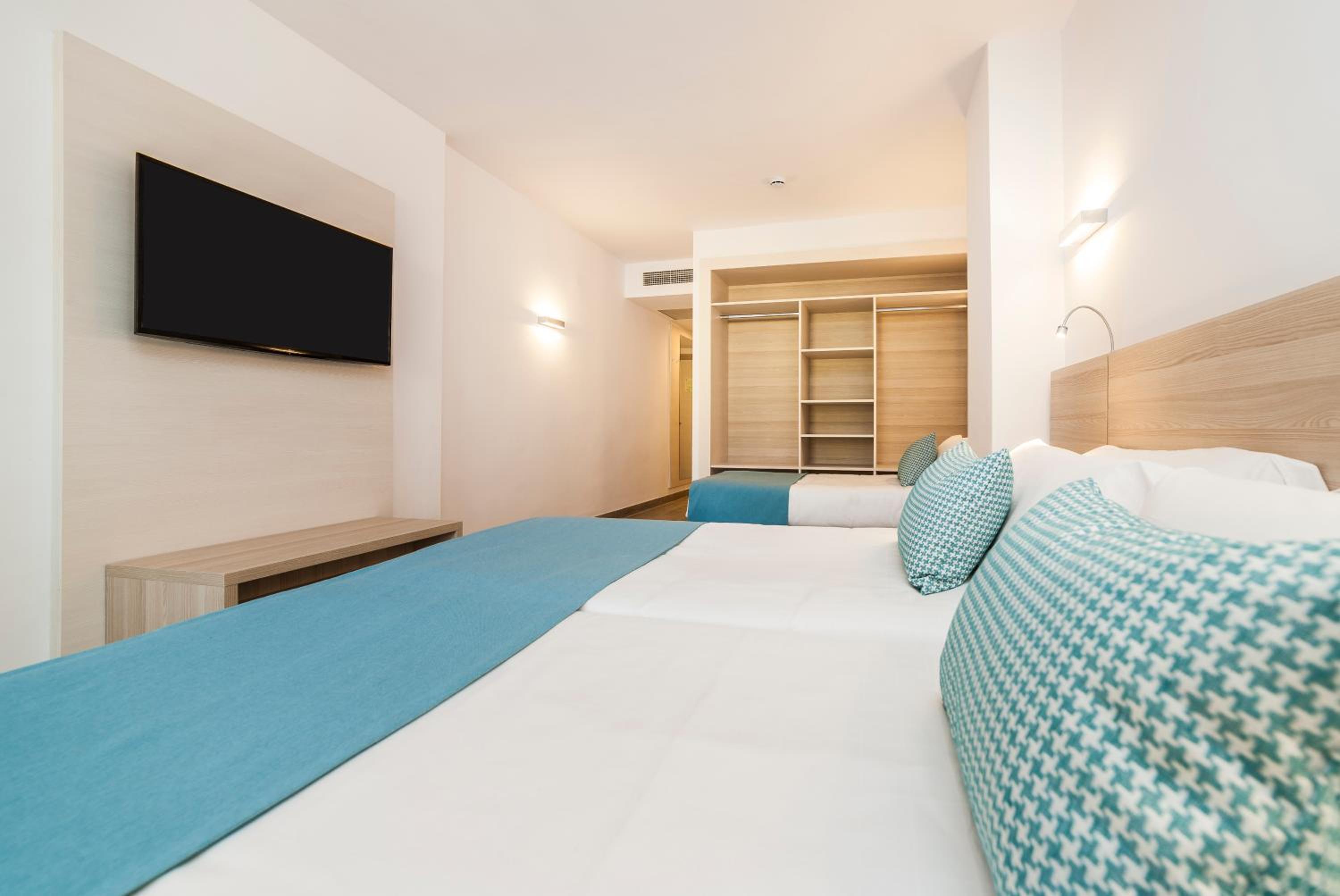 Triple Room (2 Adults + 1 Child) photo 2