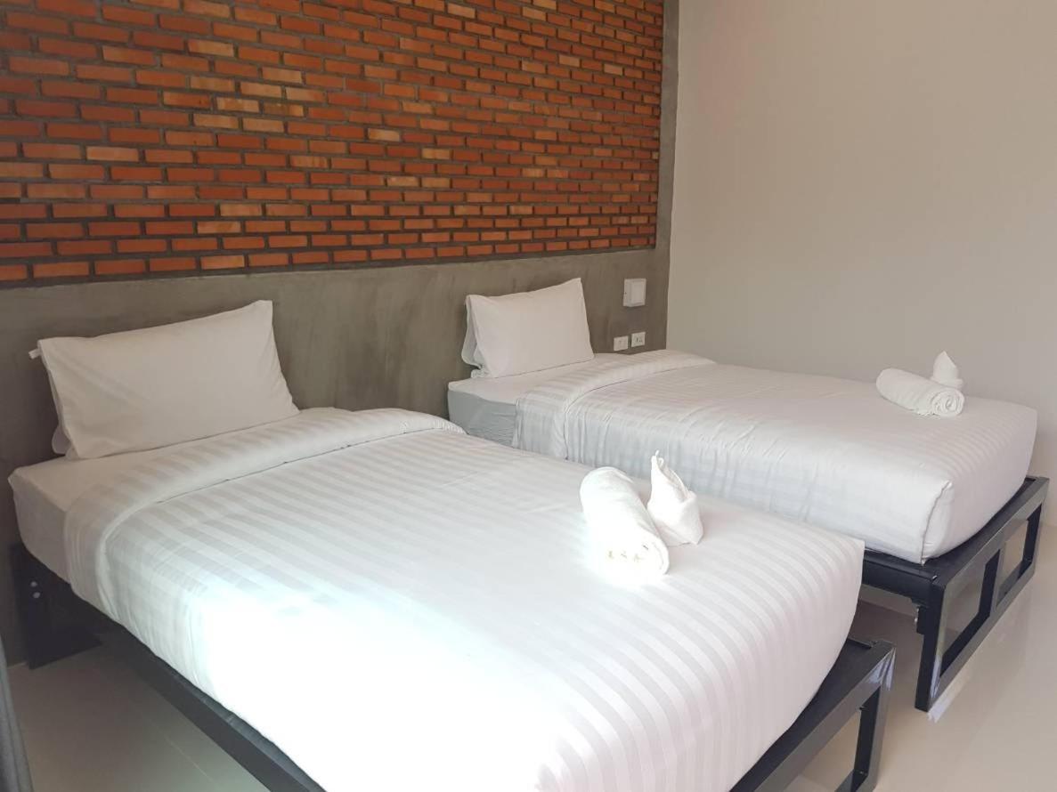 King Room with Balcony - Photo 7
