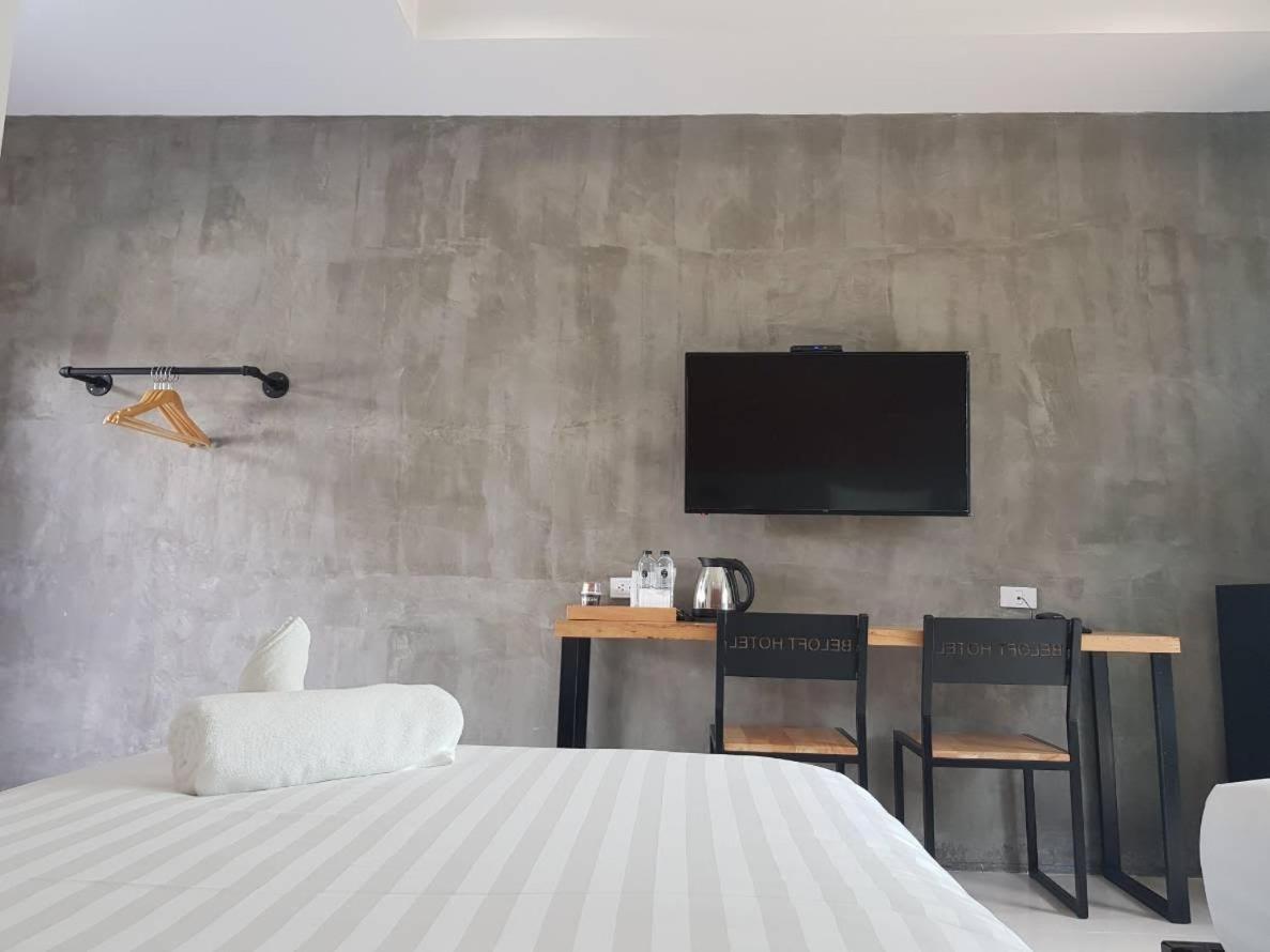 King Room with Balcony - Photo 9