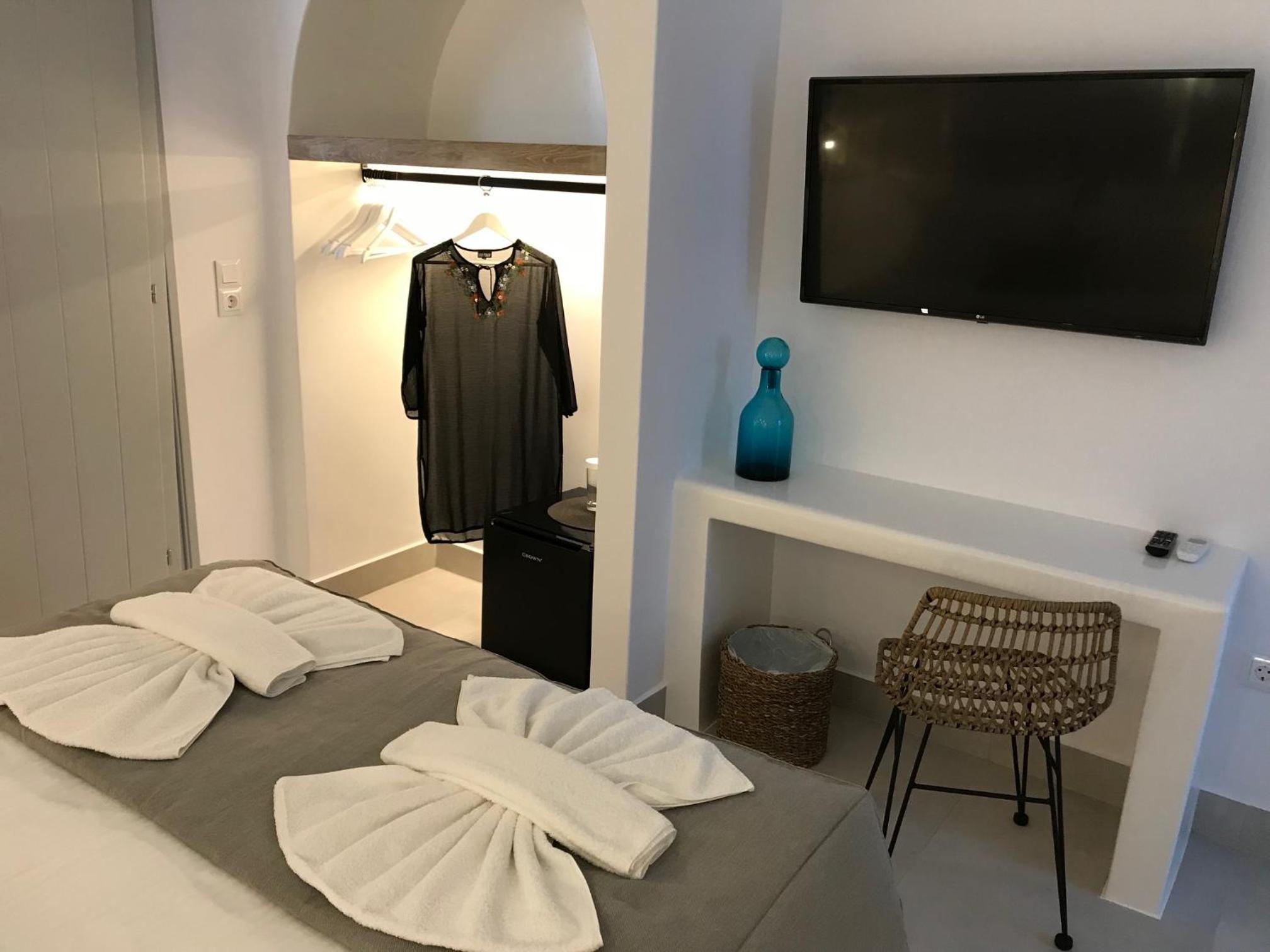 Deluxe Double Room with Side Sea View - Photo 4