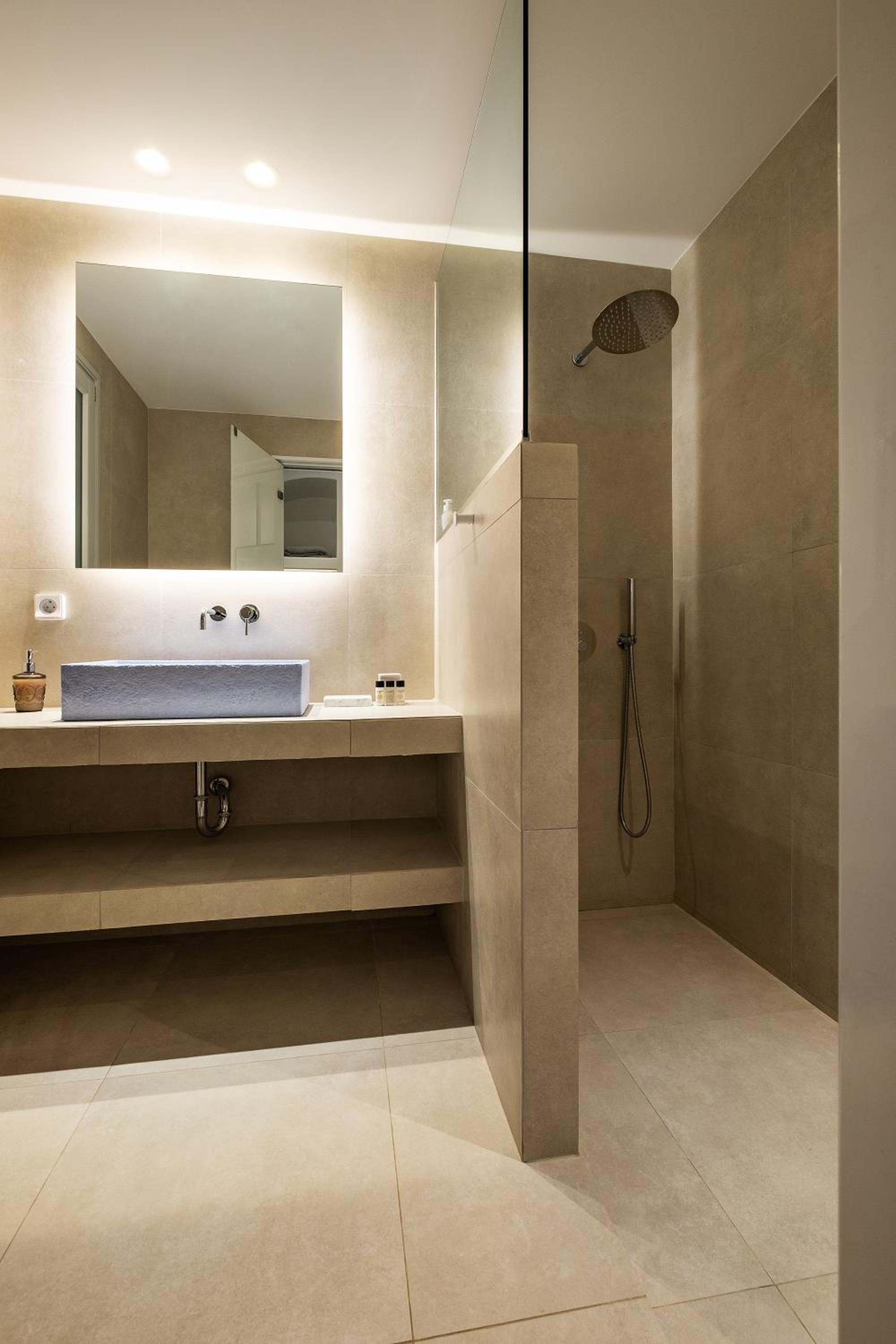 Deluxe Triple Room - Photo 15