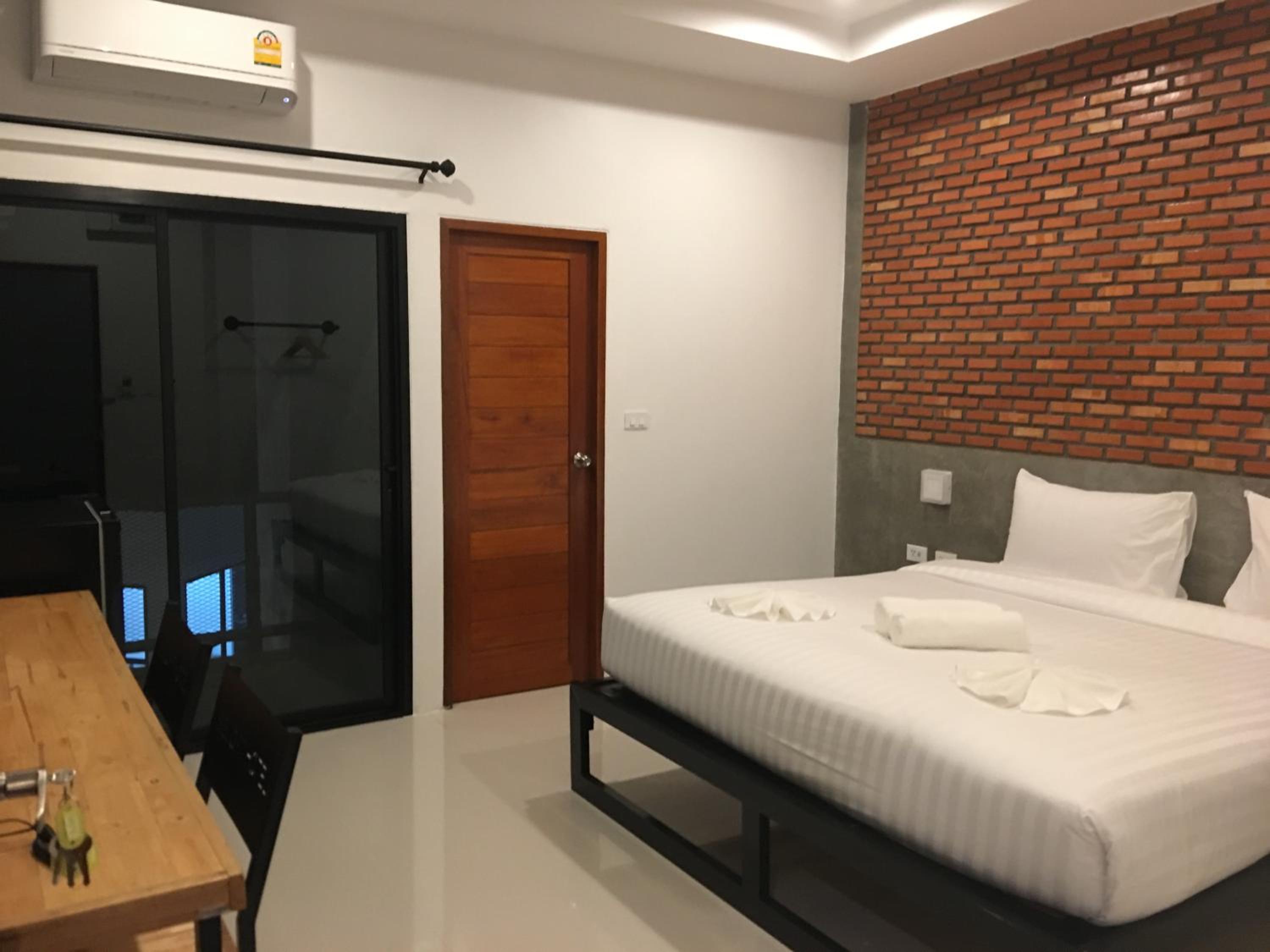 Double Room with Balcony - Photo 3