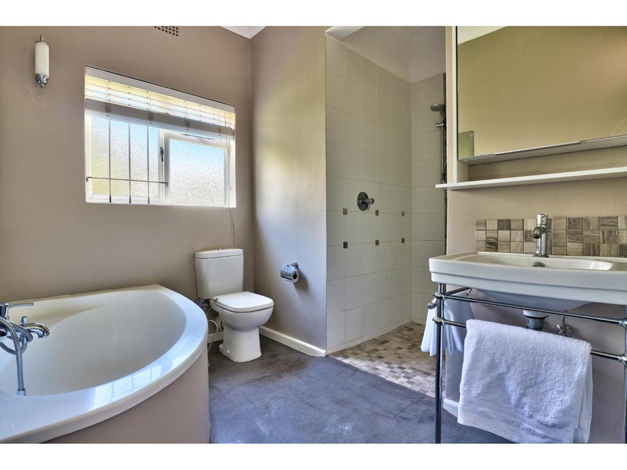 Deluxe King Room - Photo 4