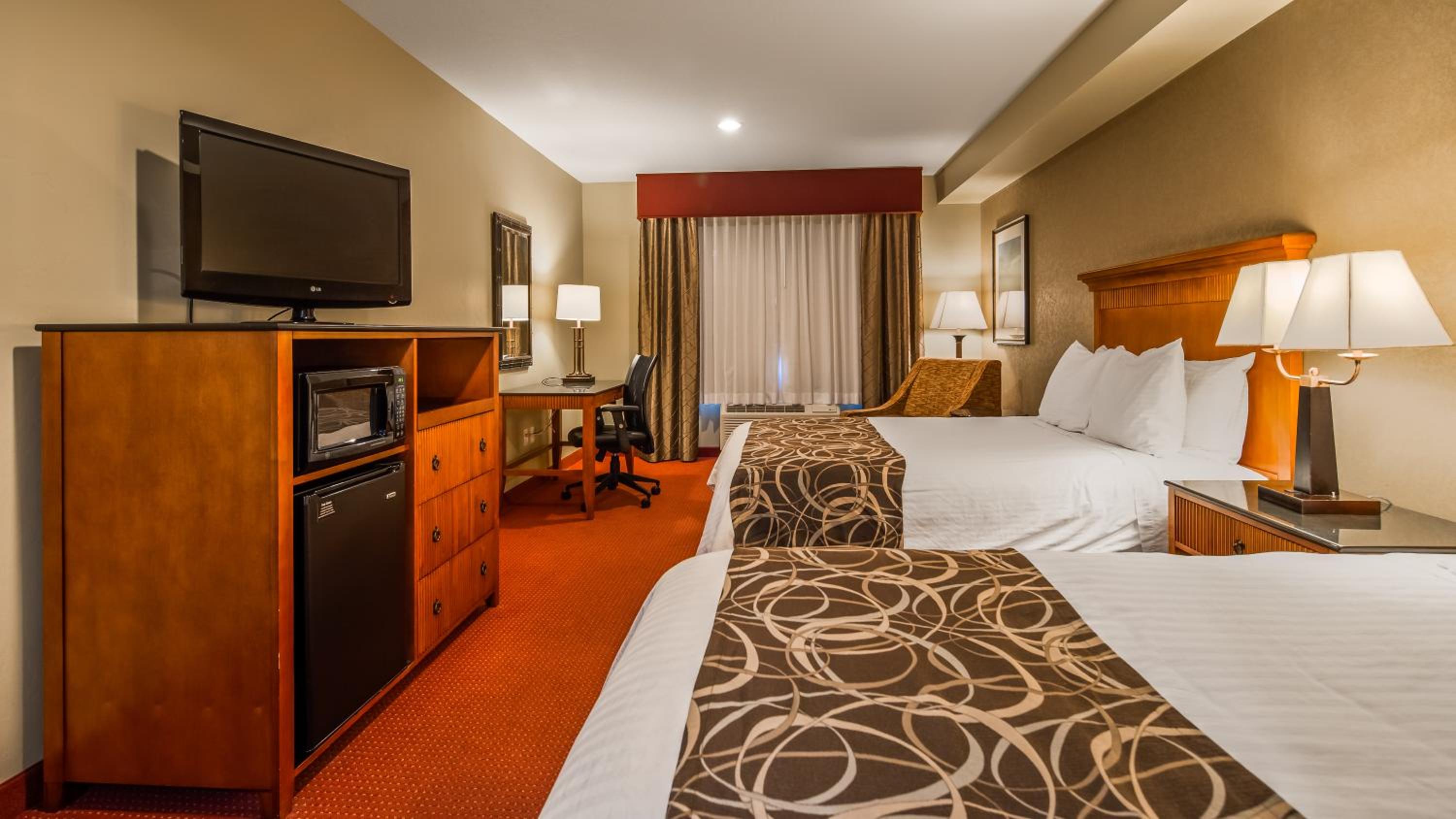 Queen Room with Two Queen Beds - Non-Smoking photo 3