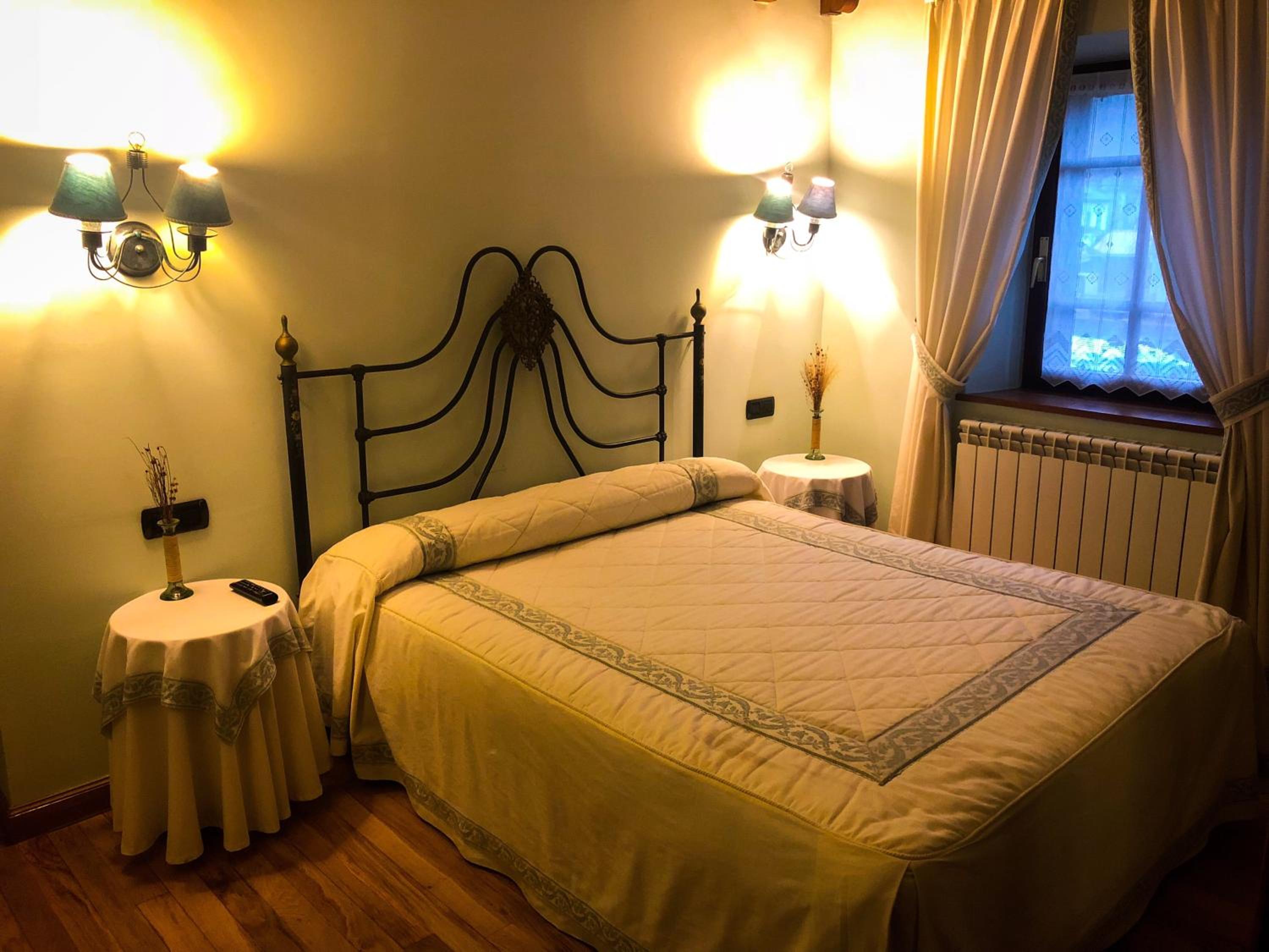 Deluxe Double Room with Bath photo 3