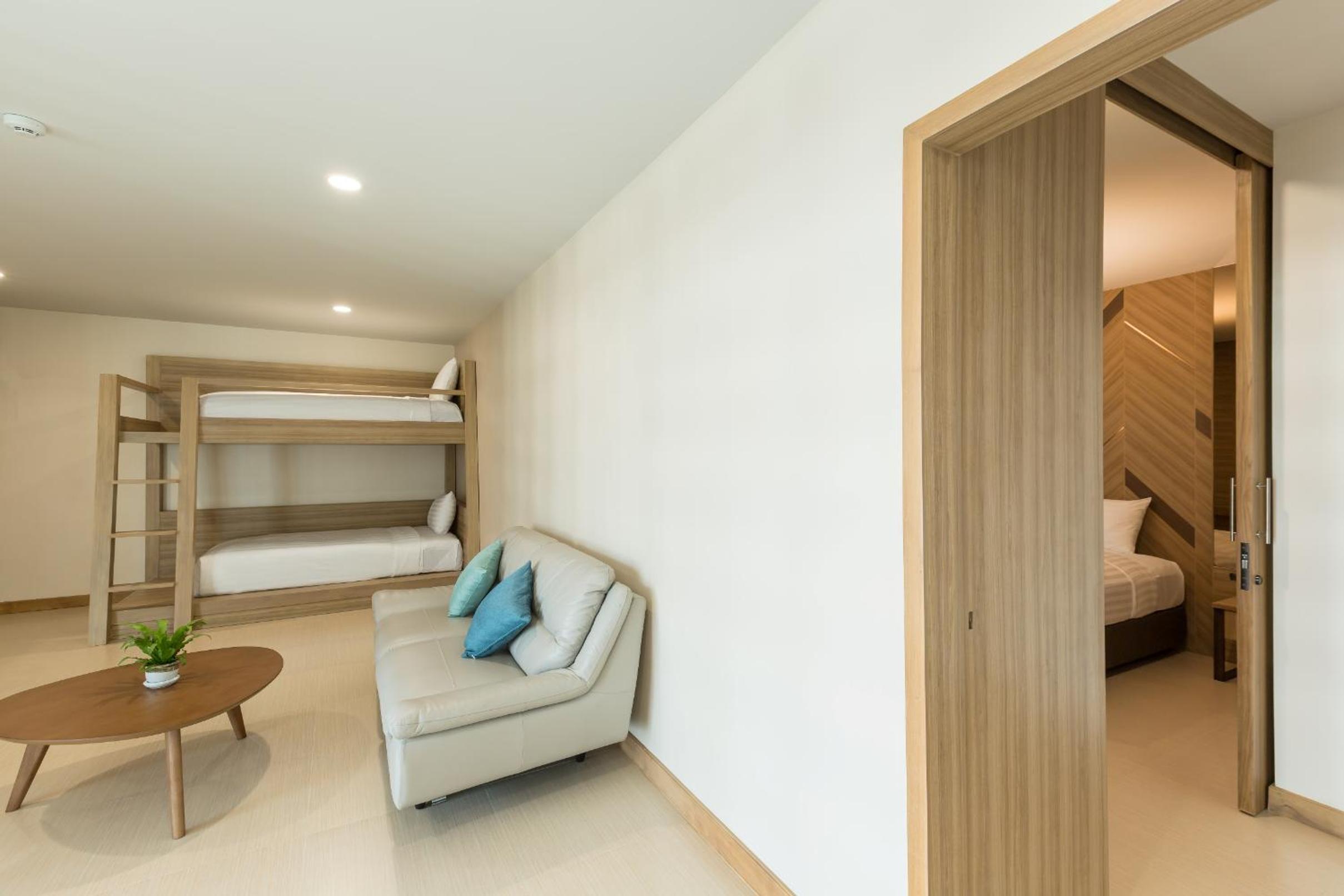 Deluxe Family Suite - Photo 5