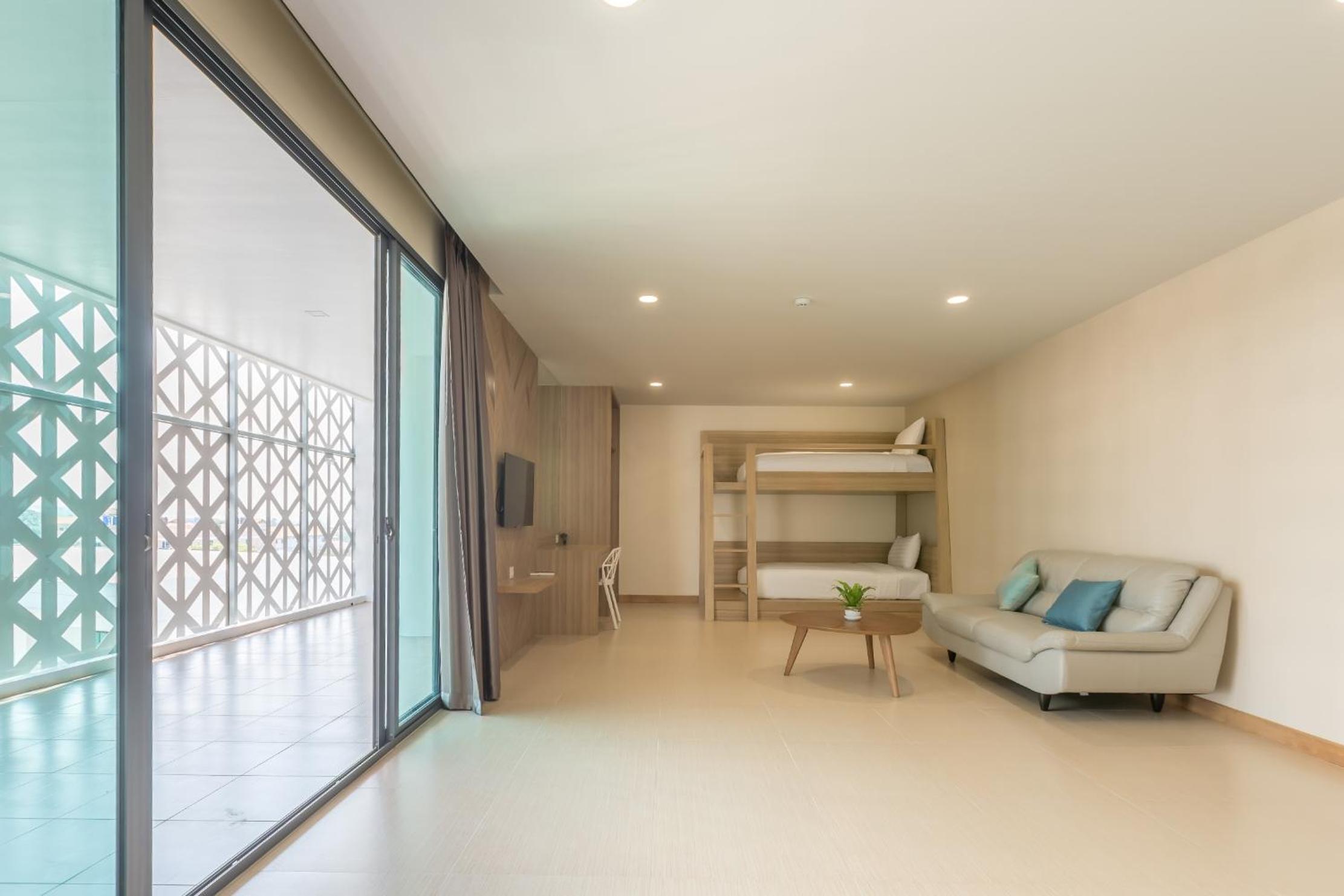 Deluxe Family Suite - Photo 2