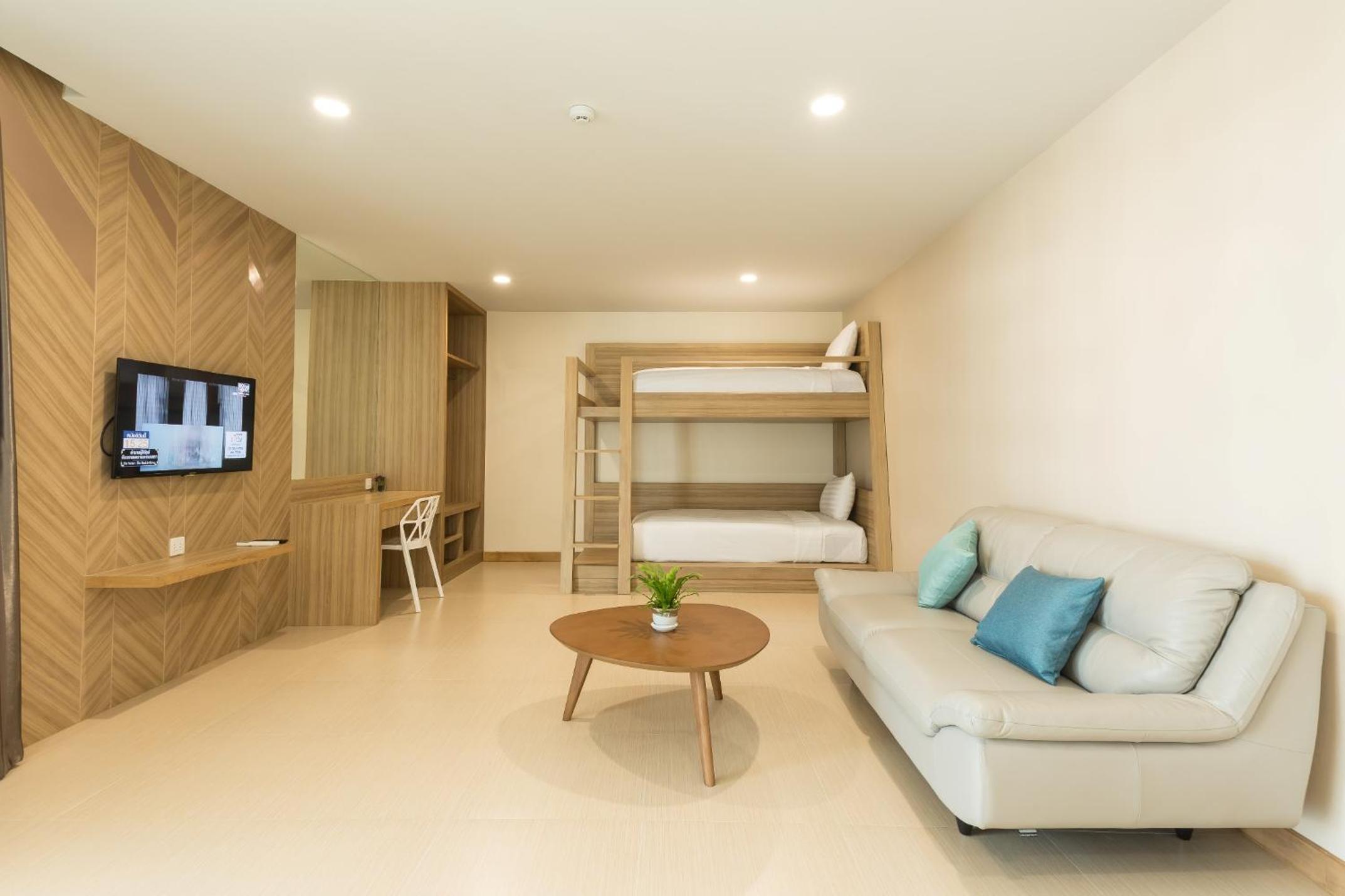 Deluxe Family Suite - Photo 3