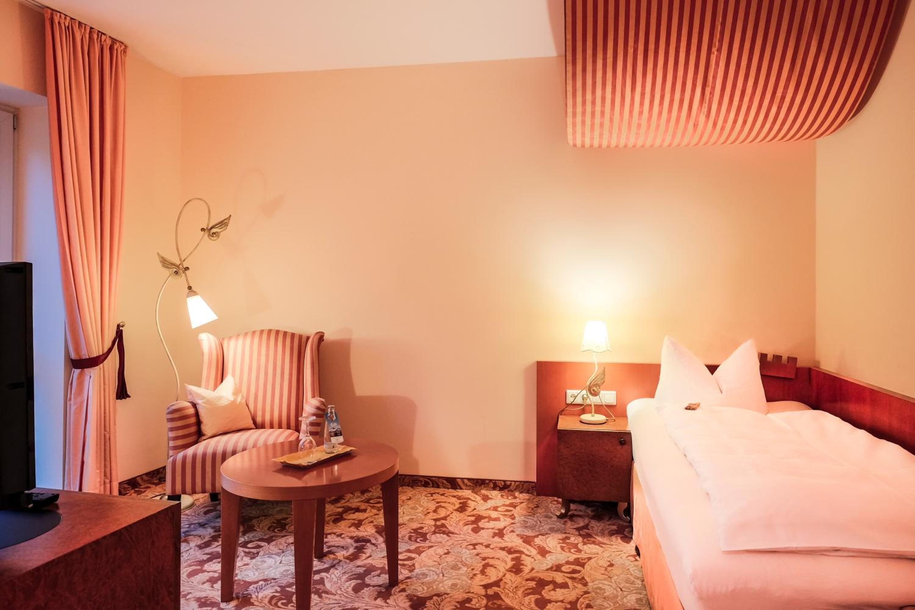 Single Room Hillside/Street