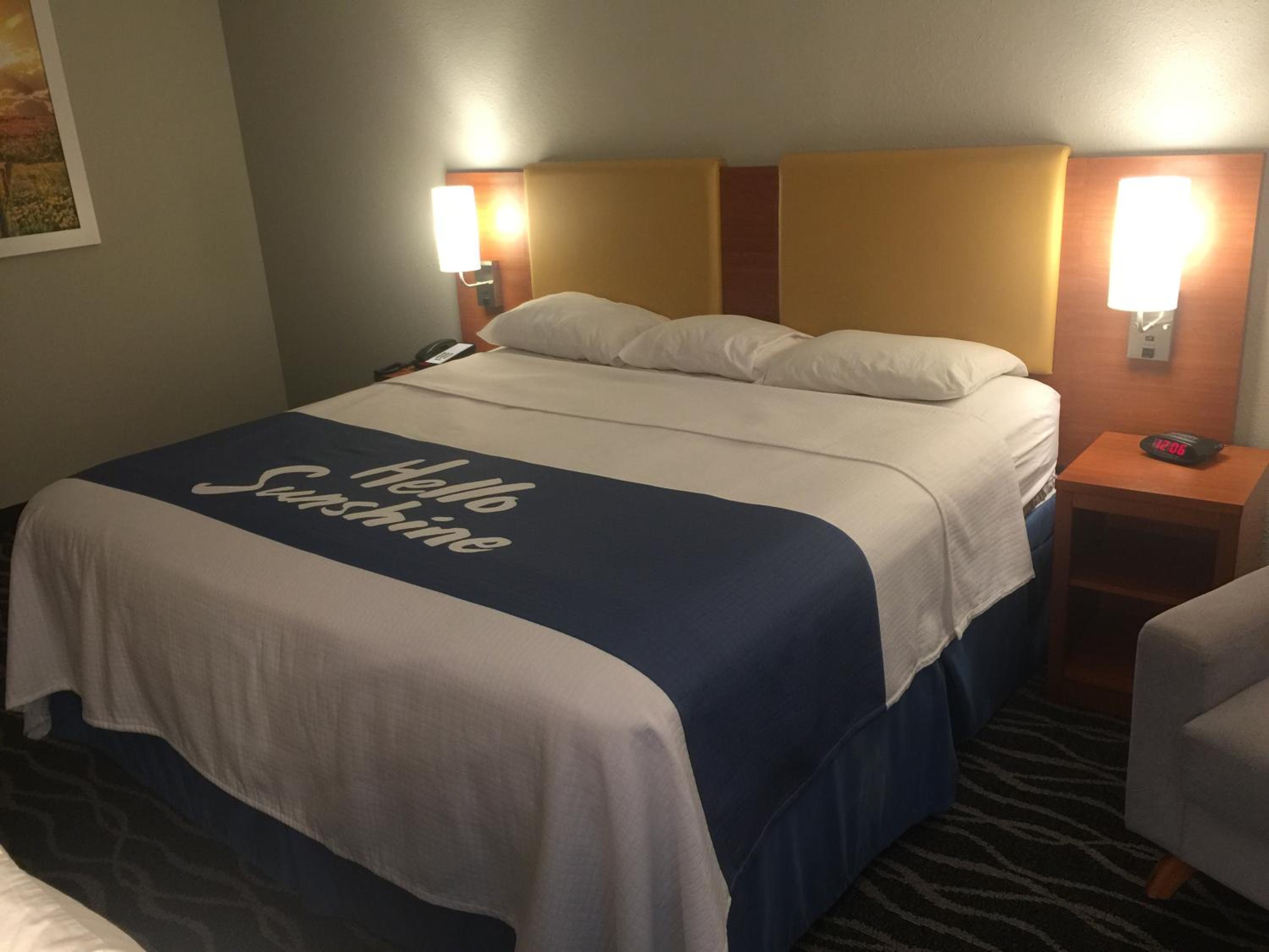 King Room - Non-Smoking - Photo 2