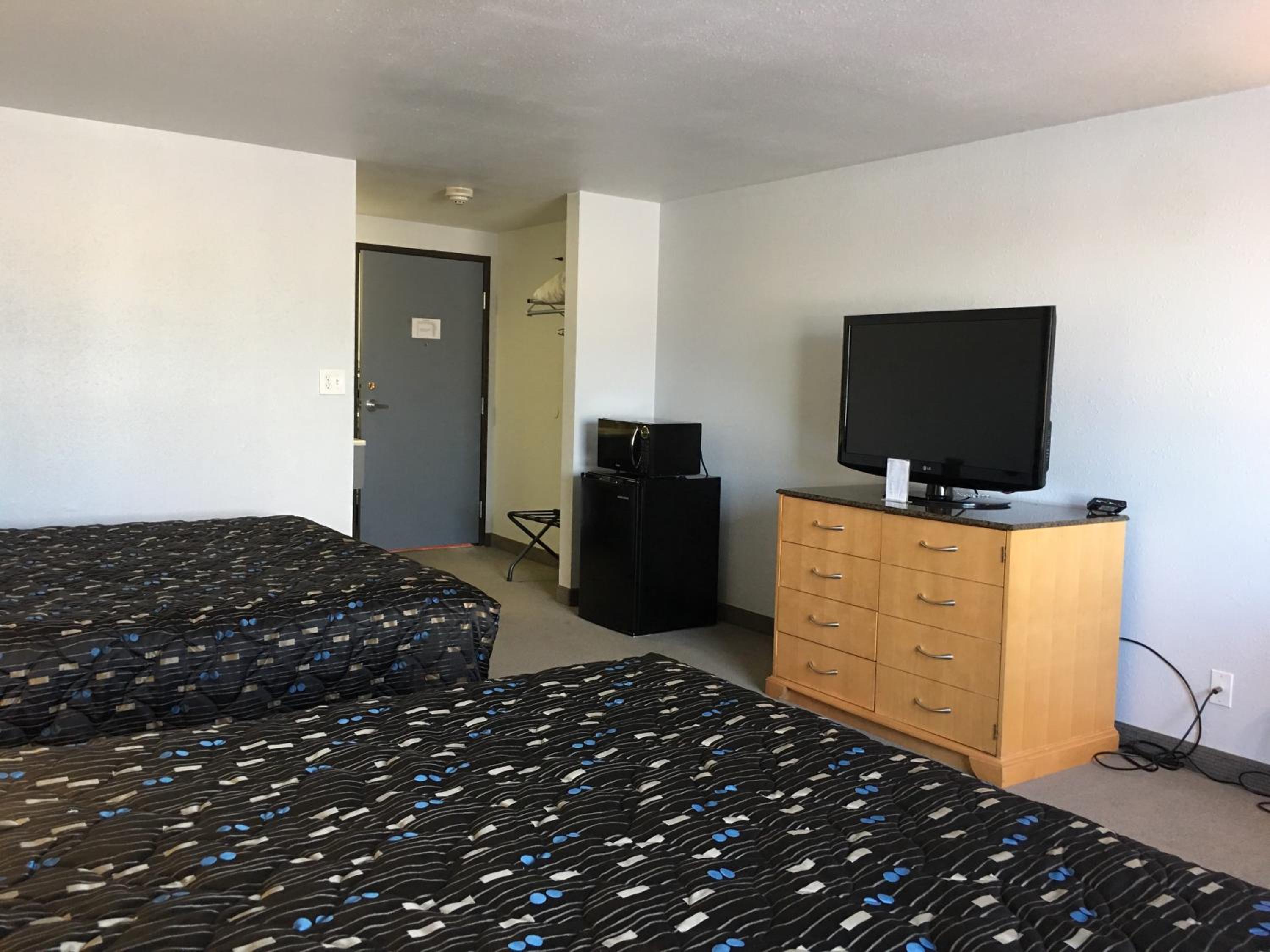 Queen Room with Two Queen Beds - Photo 1