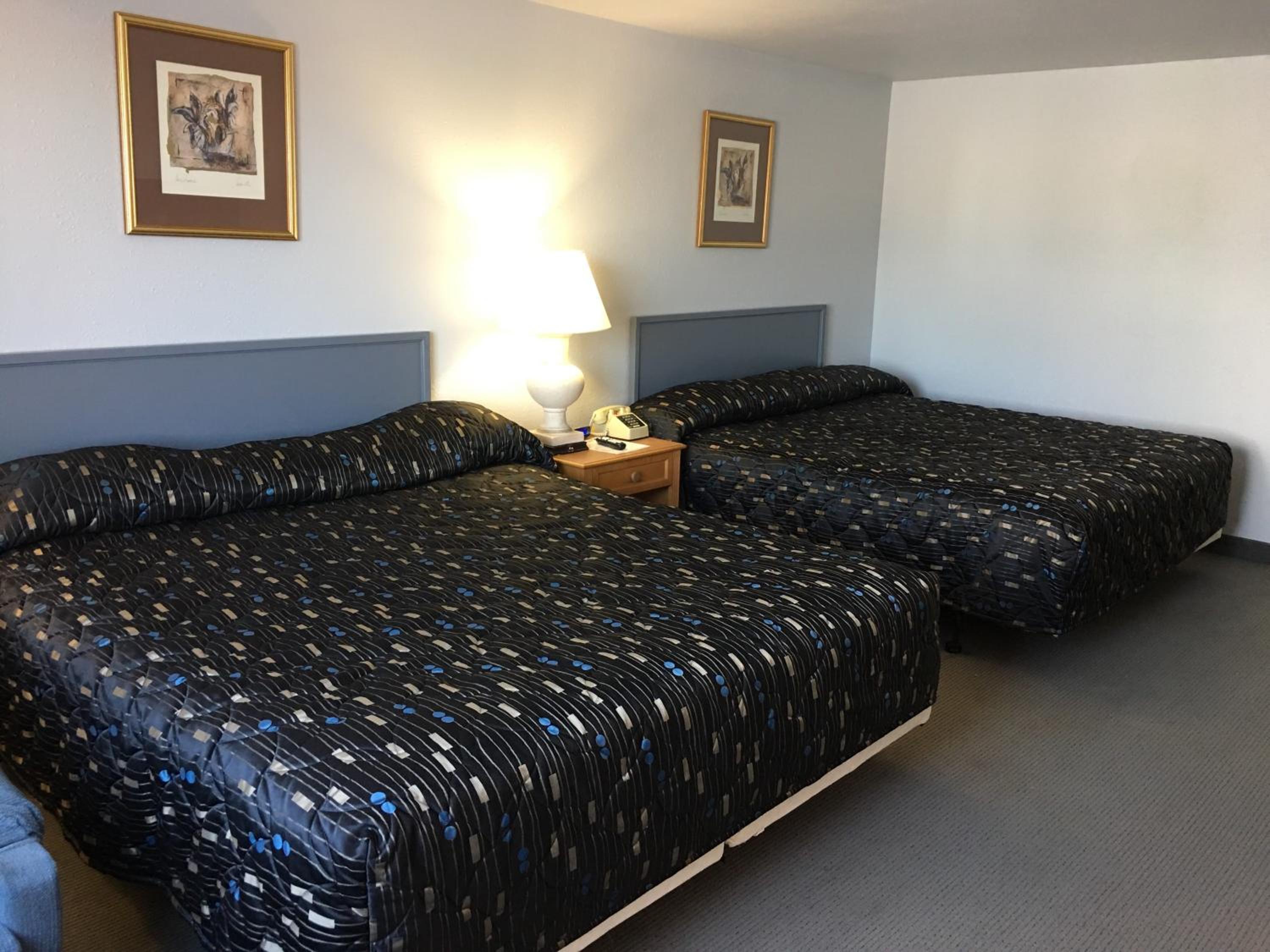 Queen Room with Two Queen Beds - Photo 2