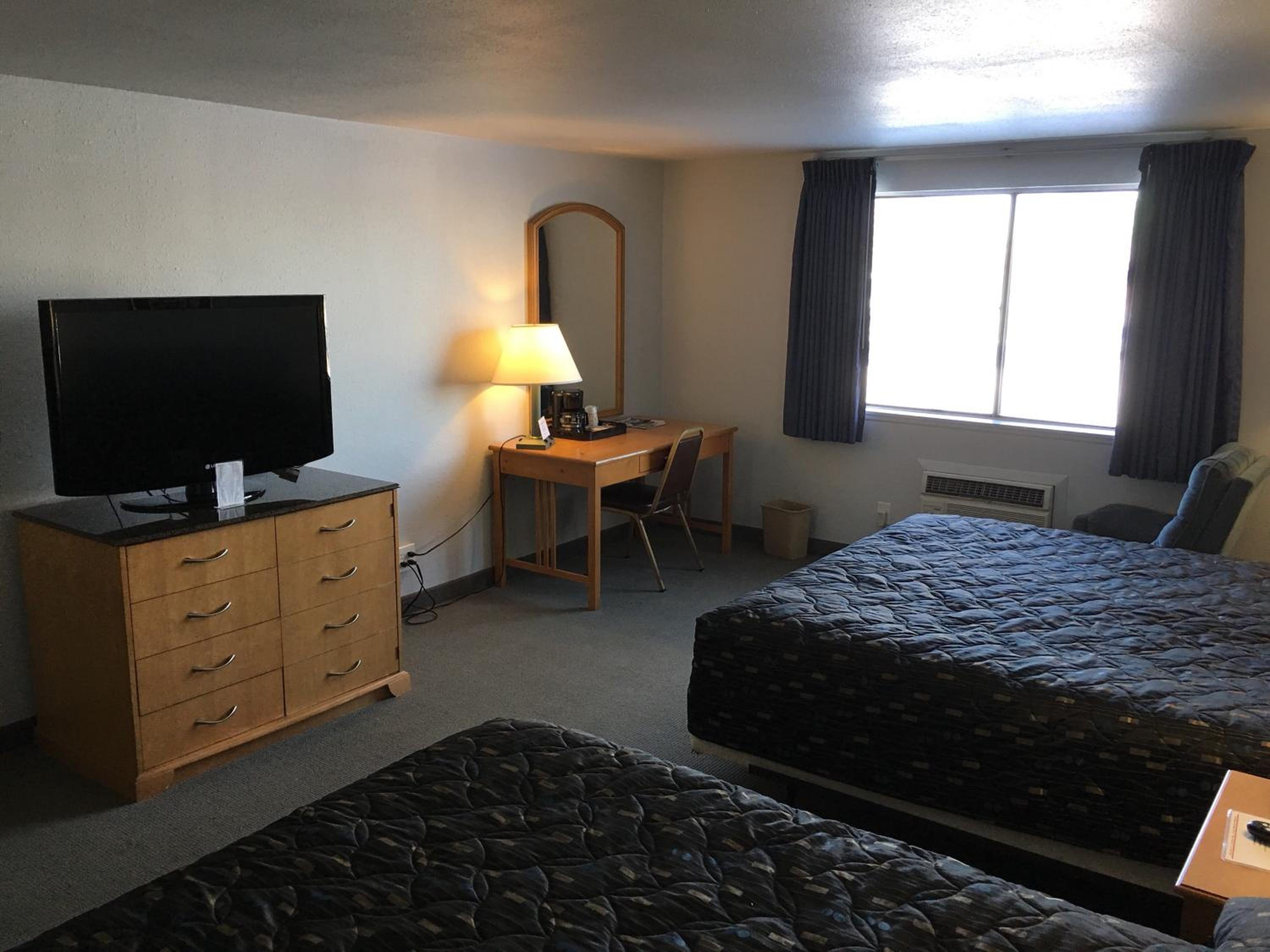 Queen Room with Two Queen Beds - Photo 4