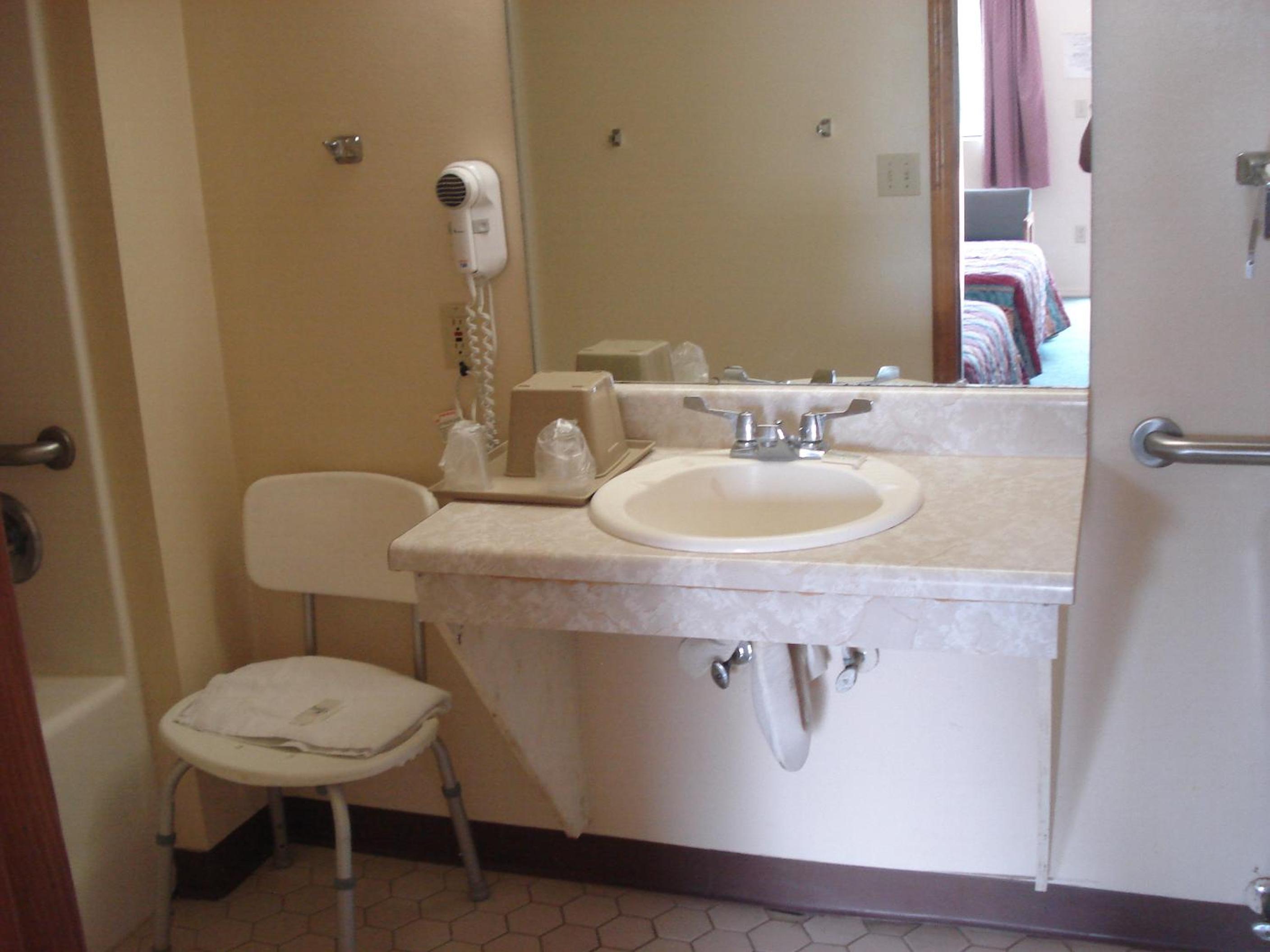 Double Room with Two Double Beds - Disability Access photo 3