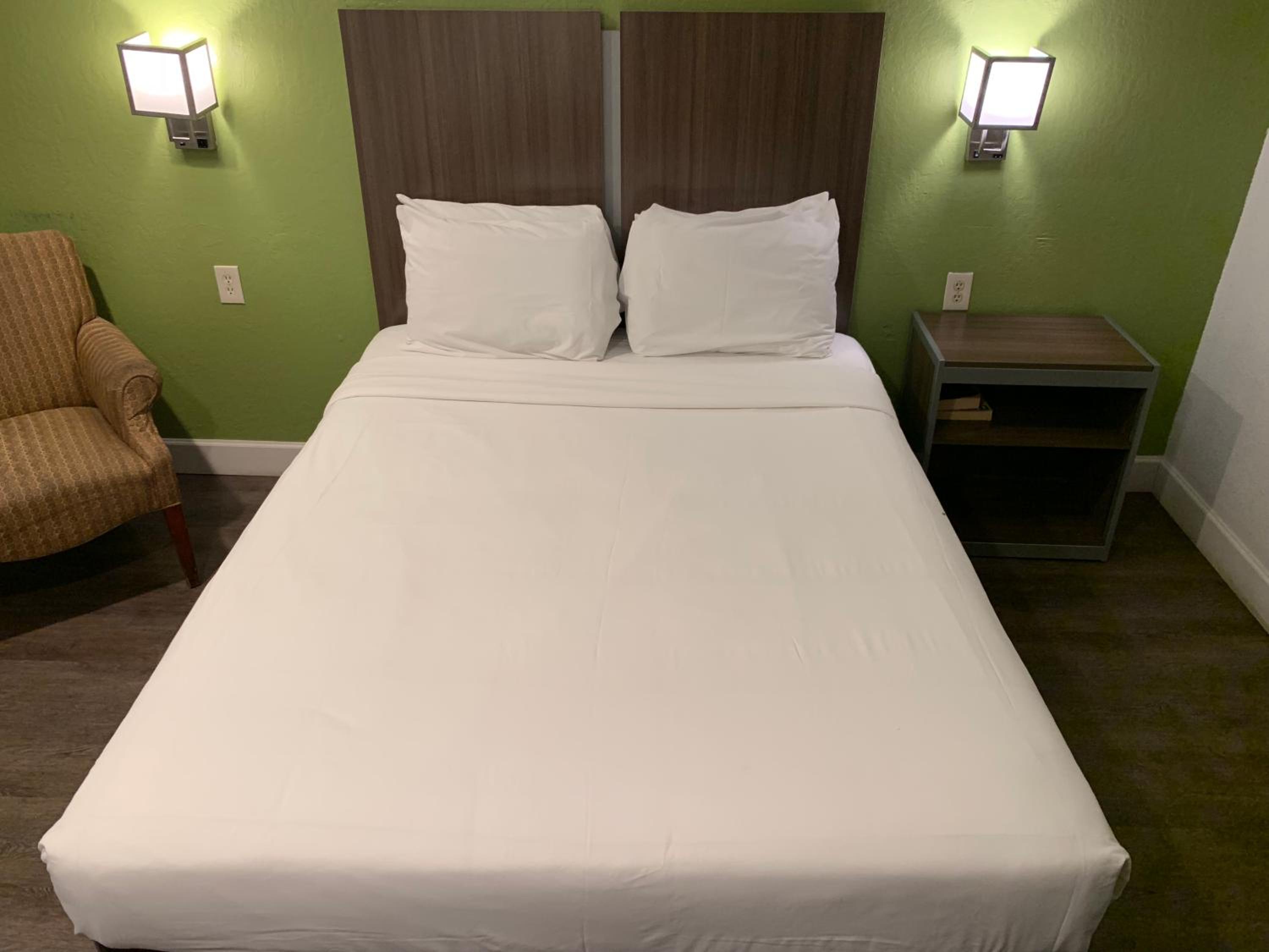 Queen Room - Disability Access photo 3