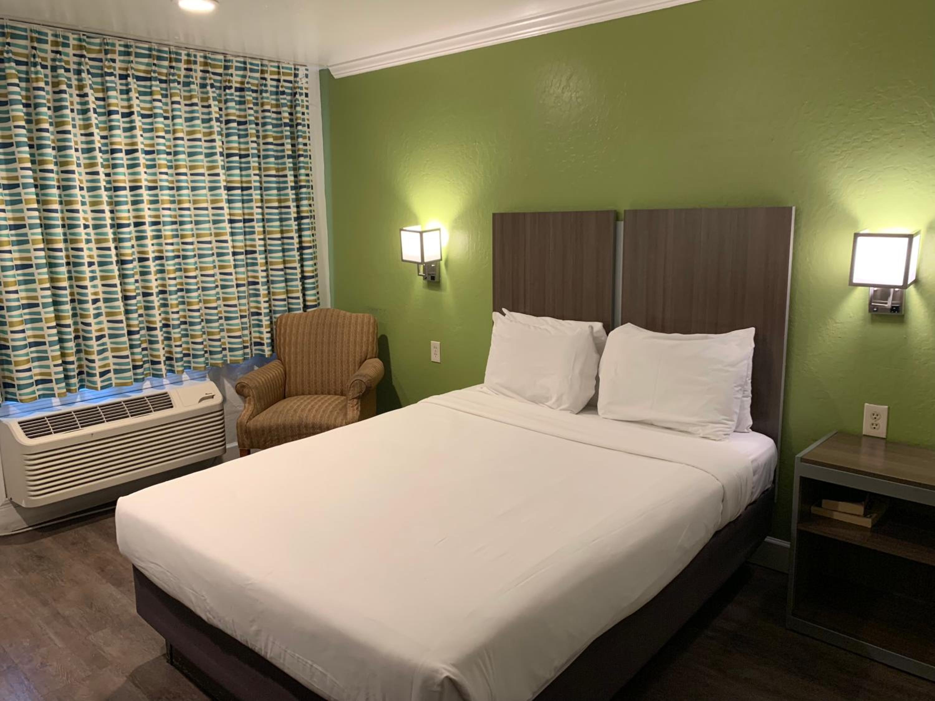 Queen Room - Disability Access photo 1