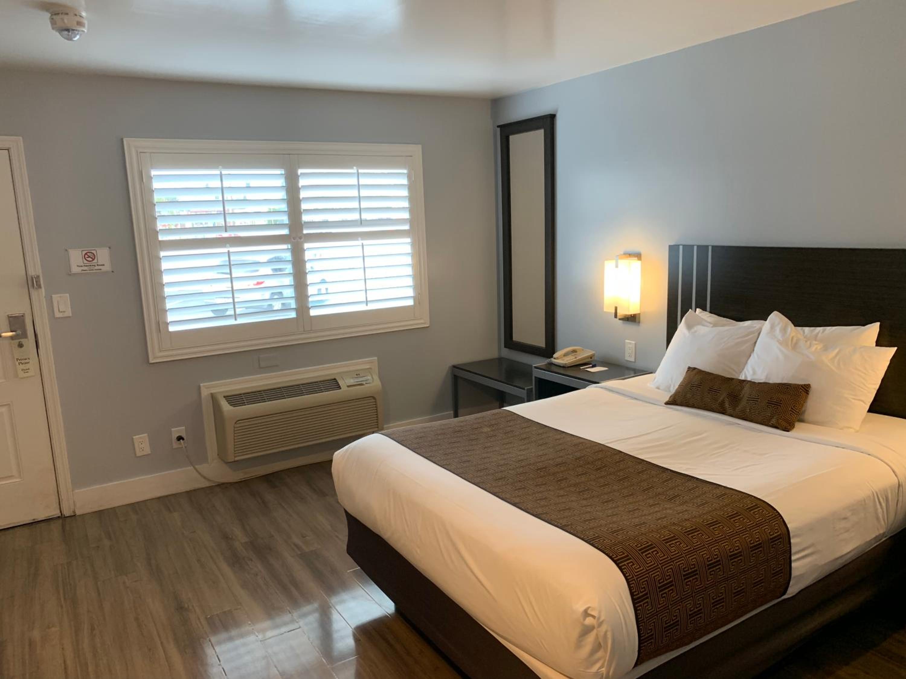 Queen Room - Disability Access - Photo 1